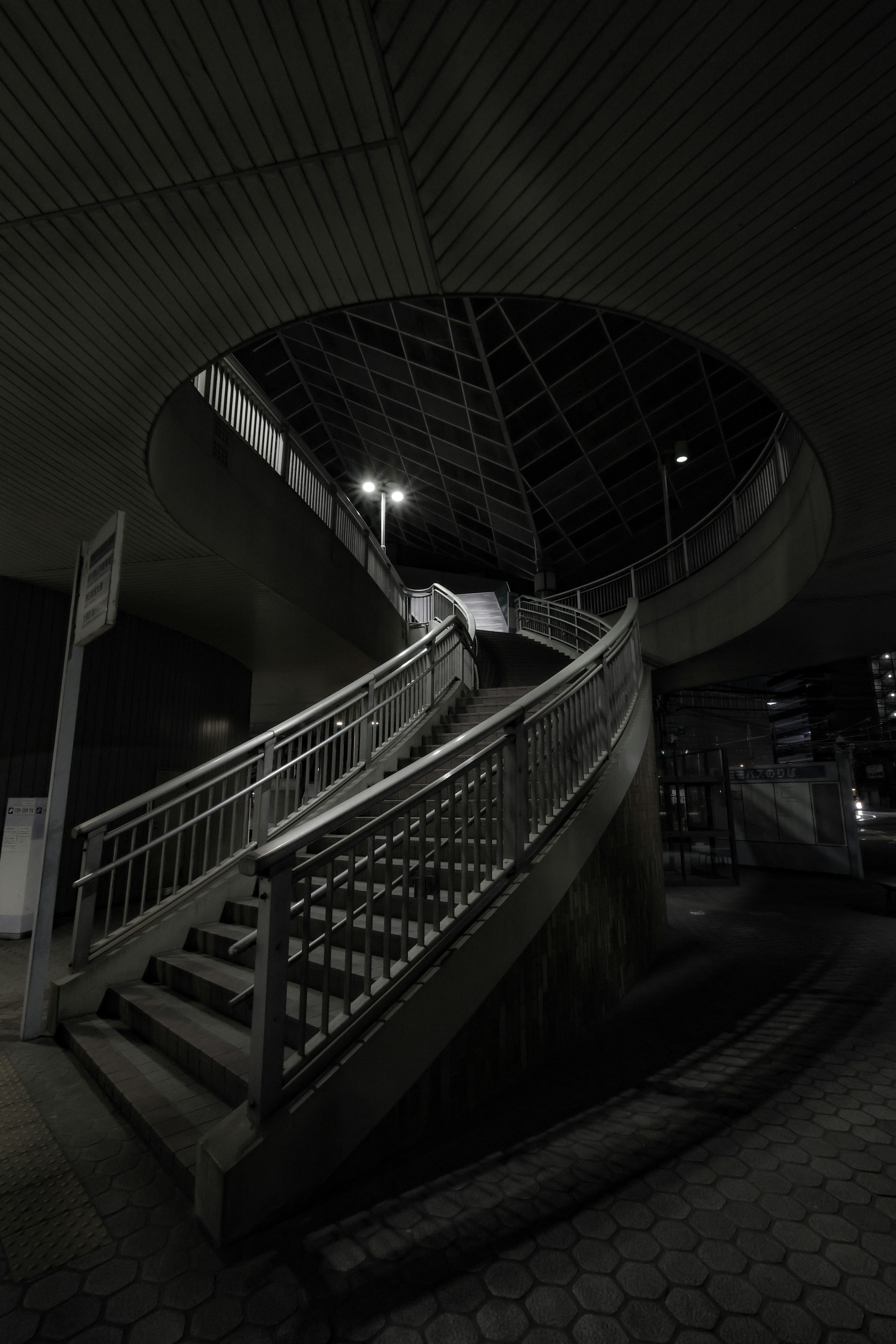 nächtliche Stadtansicht mit einer Wendeltreppe
