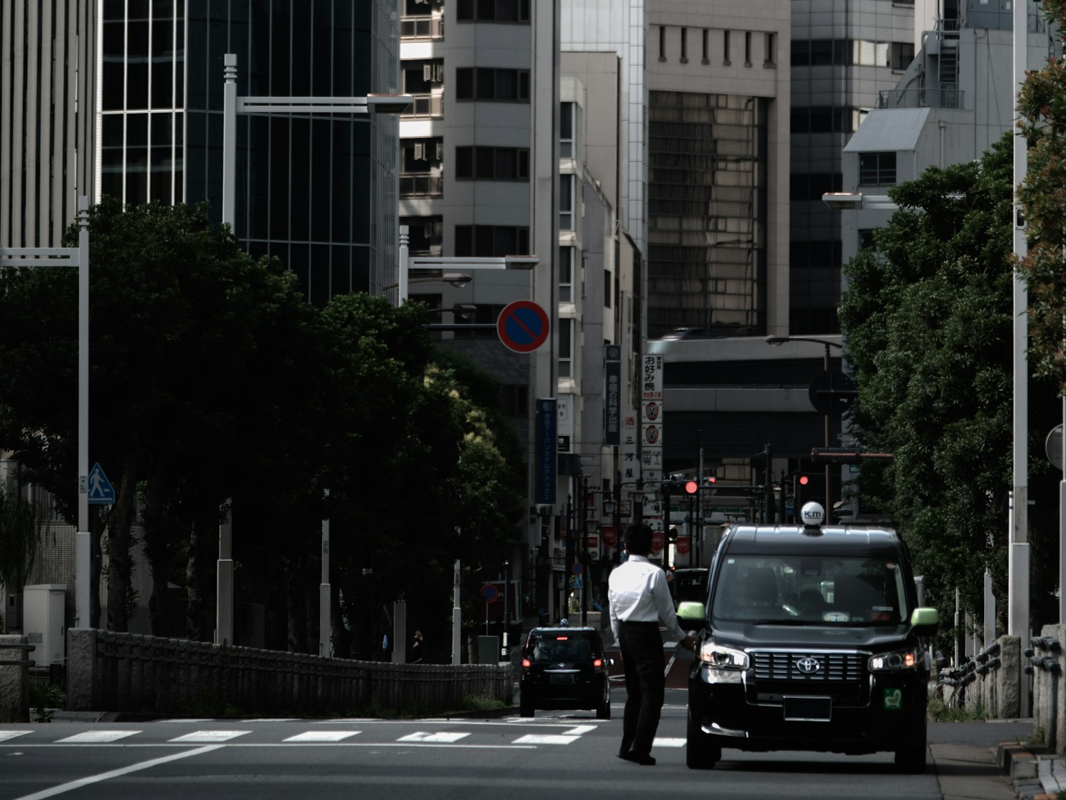 城市街道上站着的警察和背景中的出租车