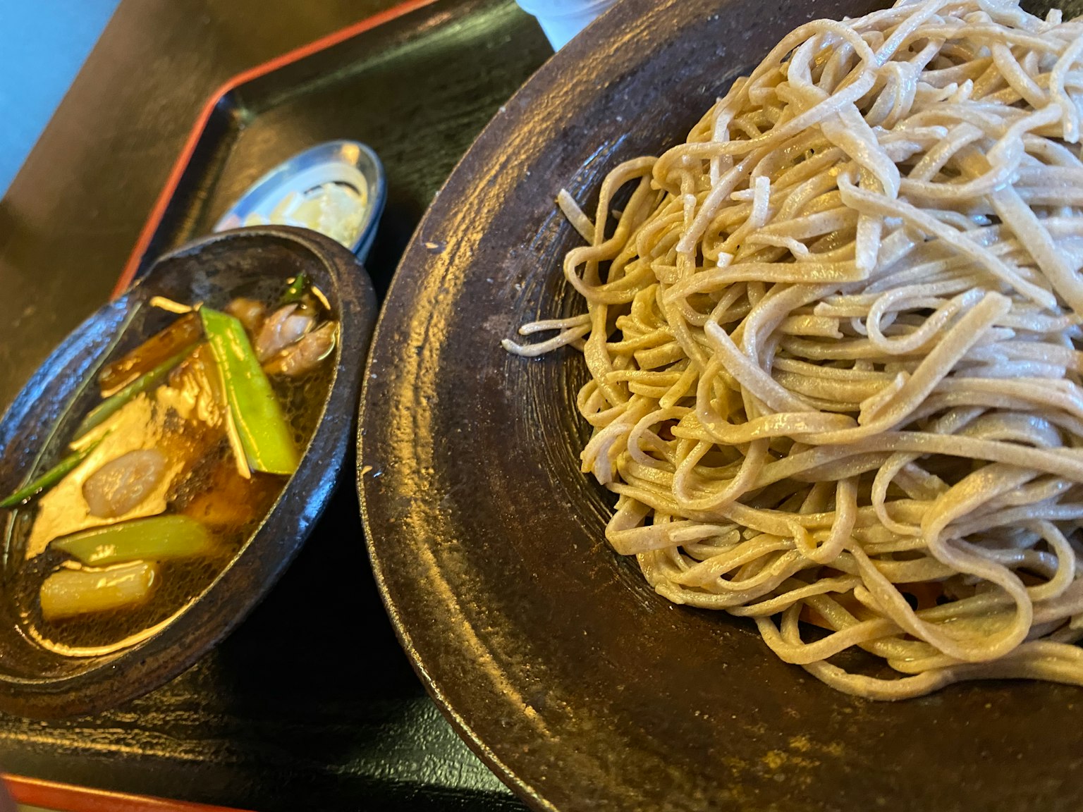 荞麦面配浸酱和蔬菜的照片