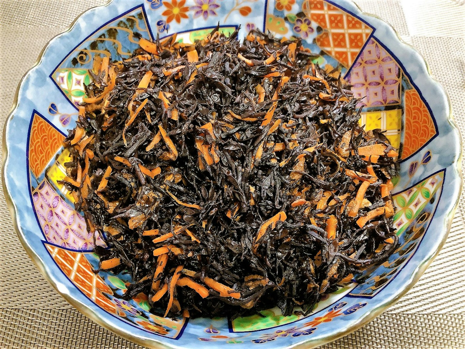 당근과 섞인 검은 해조류 그릇