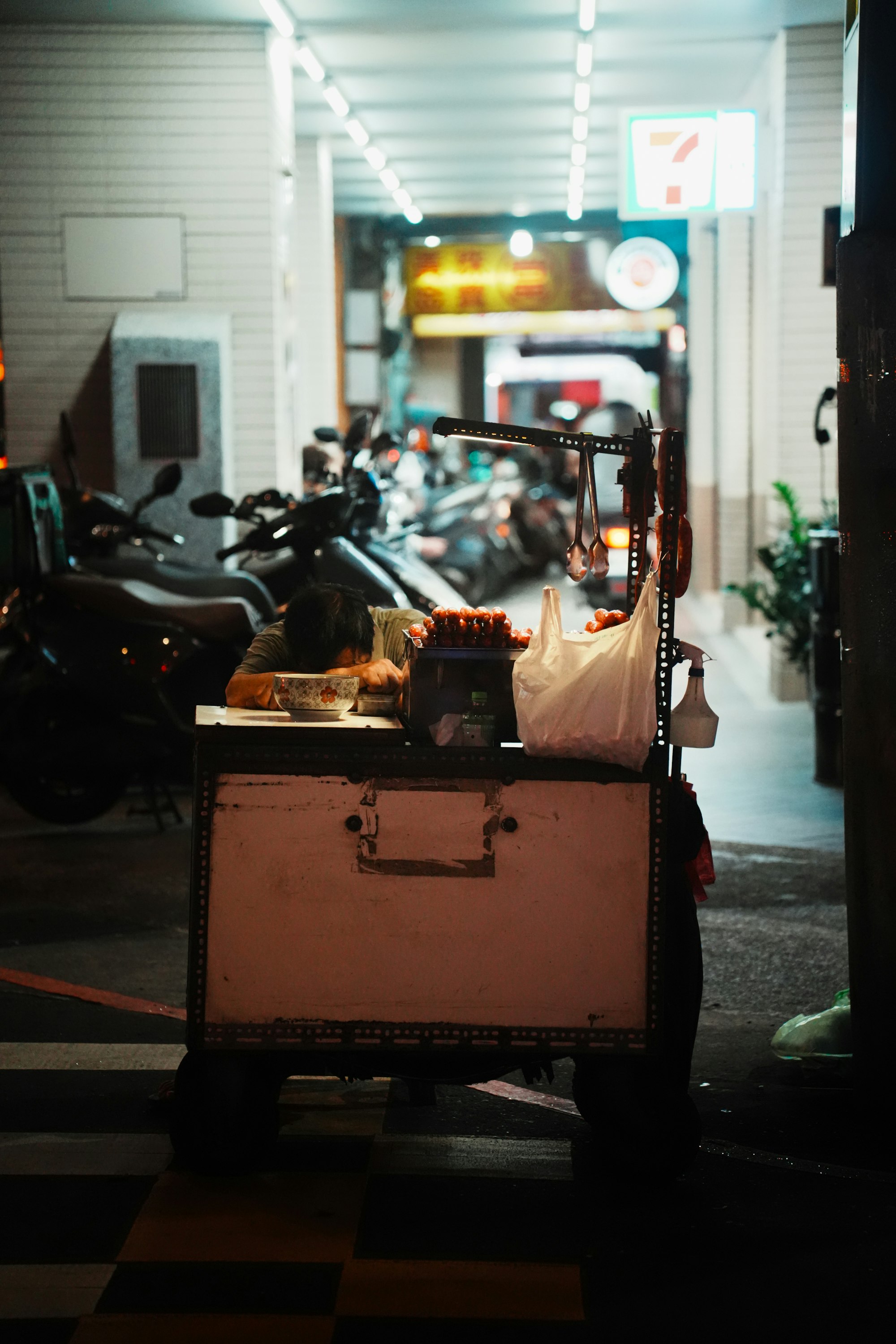 路地のバイクが並ぶ商店街の軒先