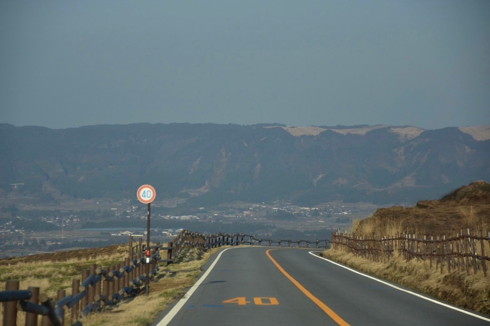 面向山脉的开阔笔直道路景观