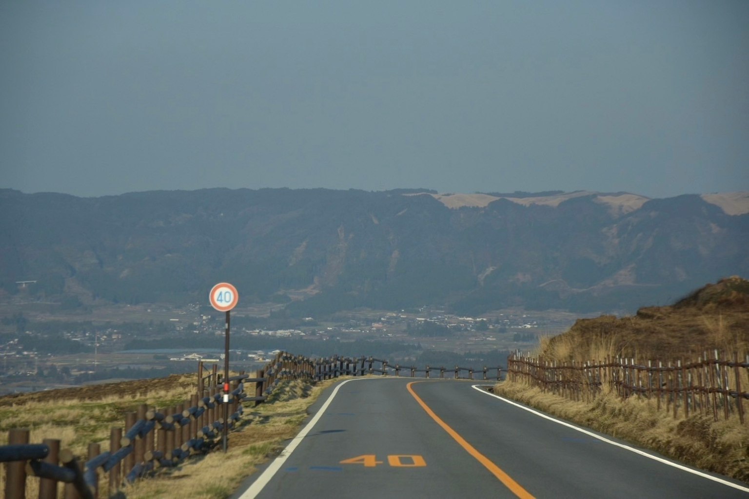 藍天下的一條寧靜道路和山脈風景