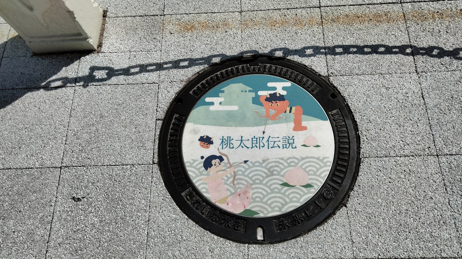 Copertura decorativa per tombino con motivi d'acqua e illustrazioni di persone