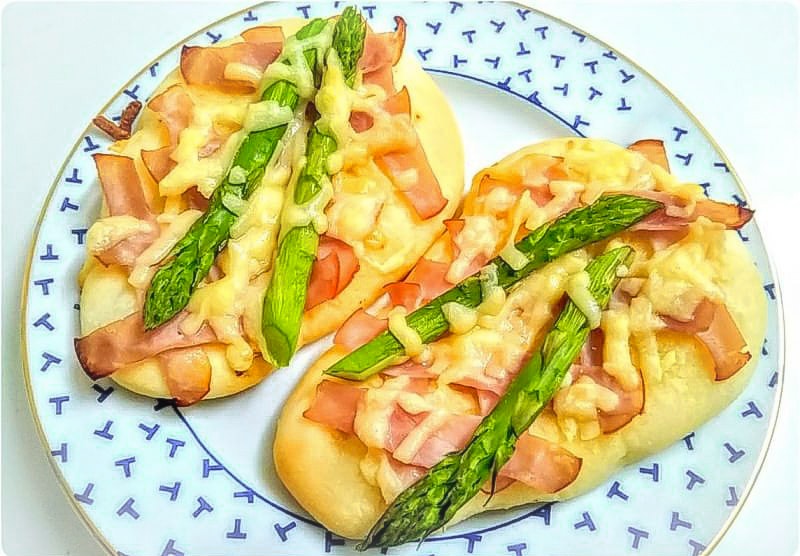 手作りピザのチーズと彩り野菜の盛り付け