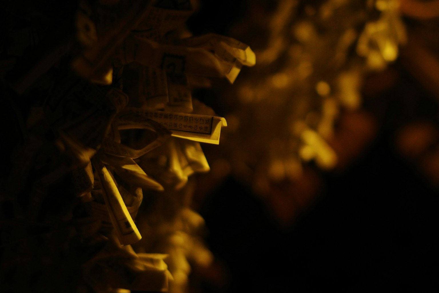 ภาพที่มีองค์ประกอบตกแต่งสีทองบนพื้นหลังมืด