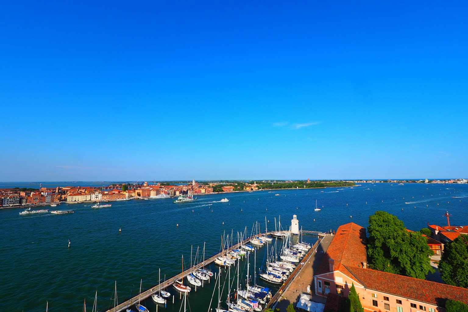 Vista panoramica di Venezia con yacht nel porto sotto un cielo blu
