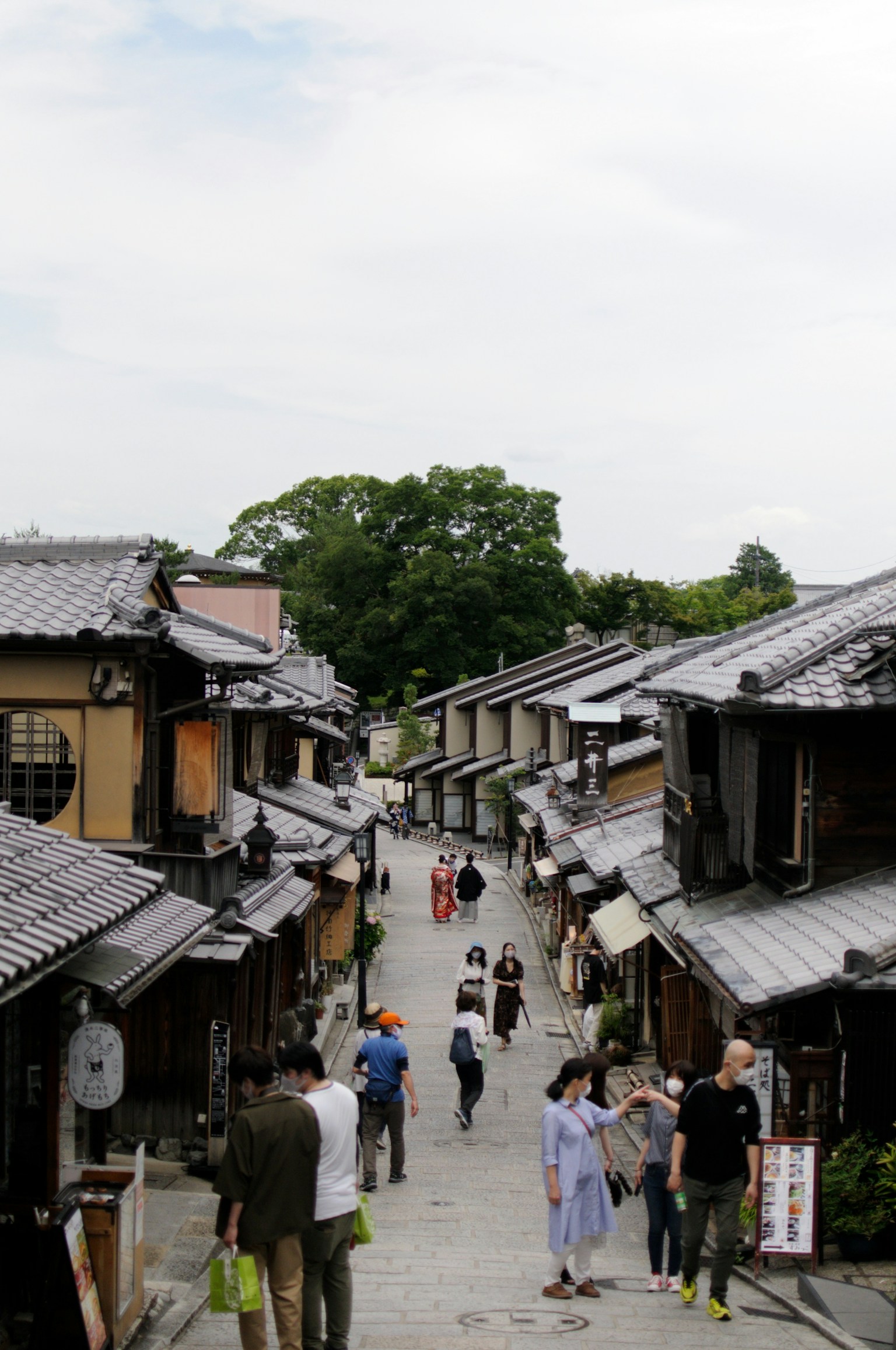 人们在有传统建筑的历史街道上行走