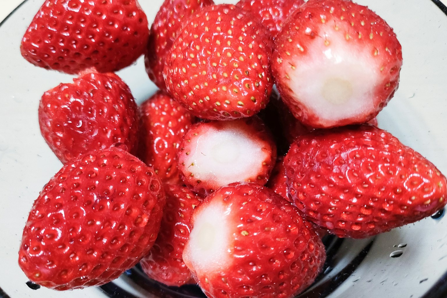 Un groupe de fraises fraîches dans un bol transparent
