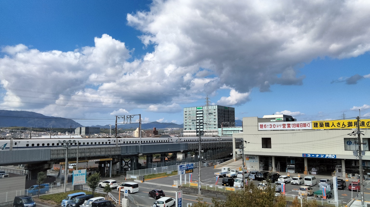 Pemandangan stasiun kereta dengan Shinkansen di bawah langit biru