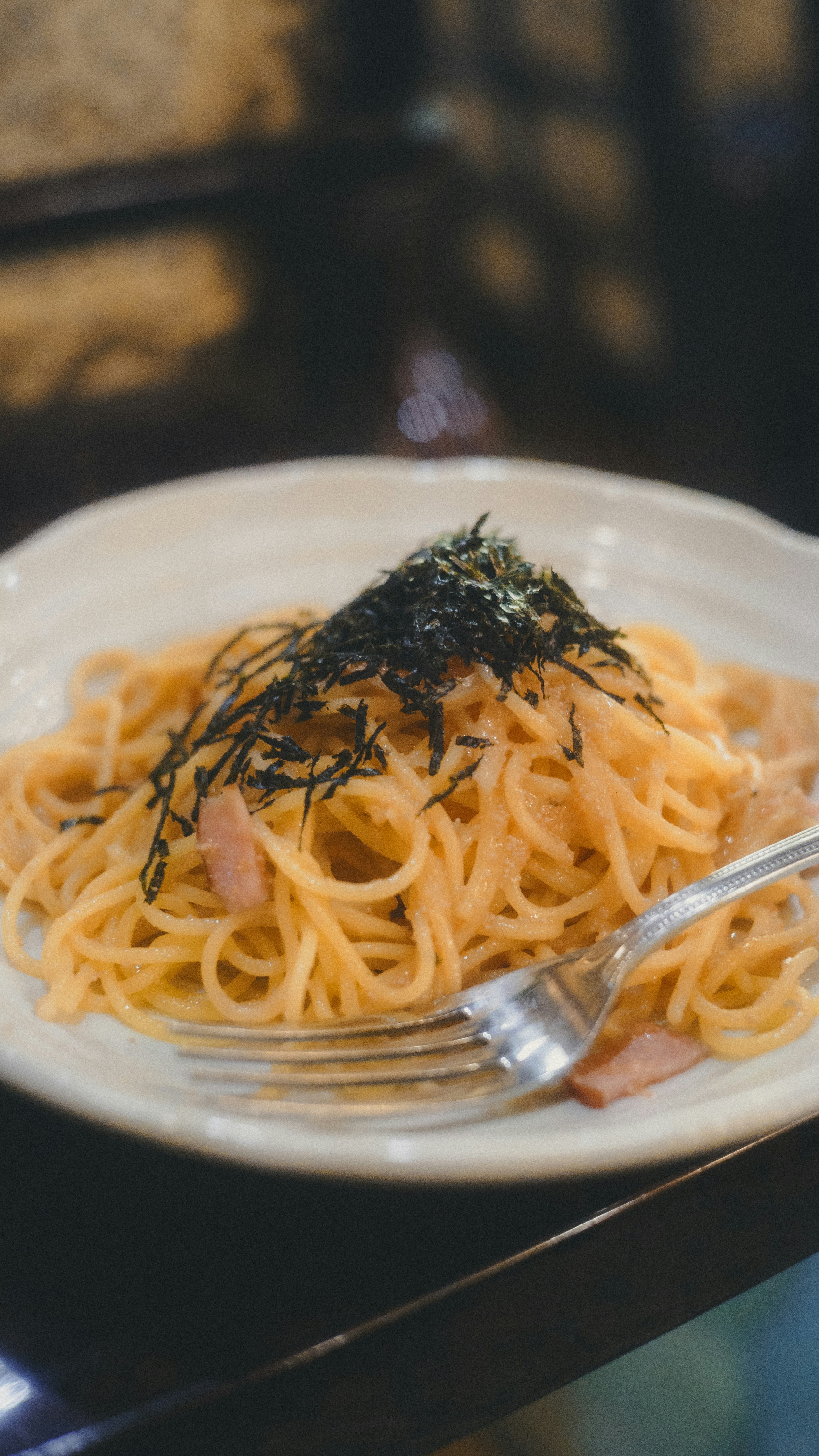 皿に盛られたスパゲッティと粉チーズ