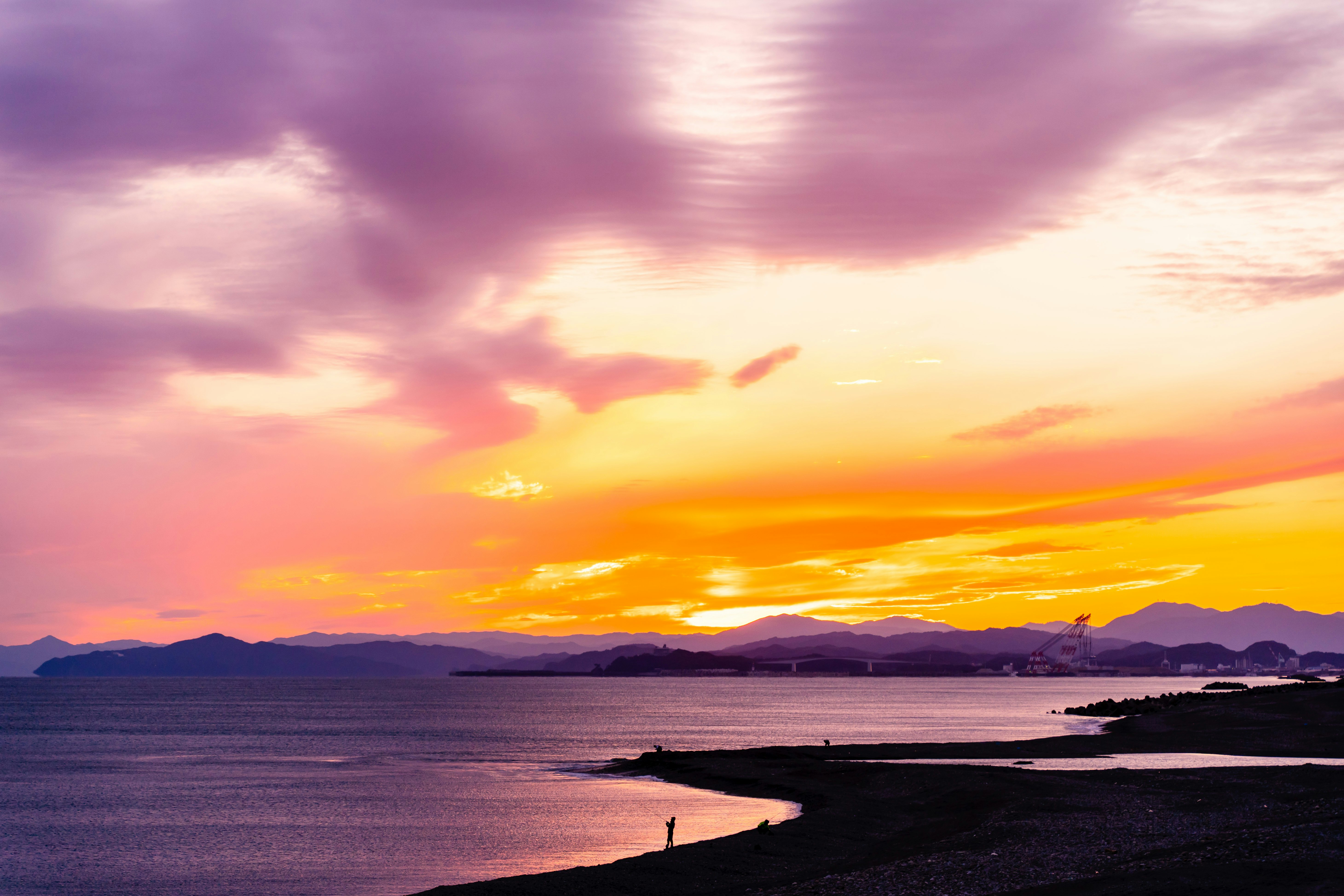夕焼けの海と砂浜の水平線