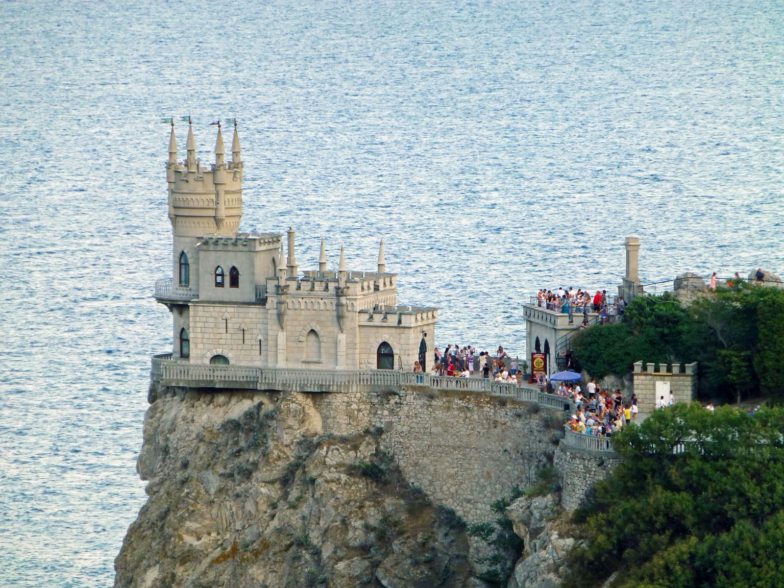 Un beau château perché sur une falaise surplombant la mer