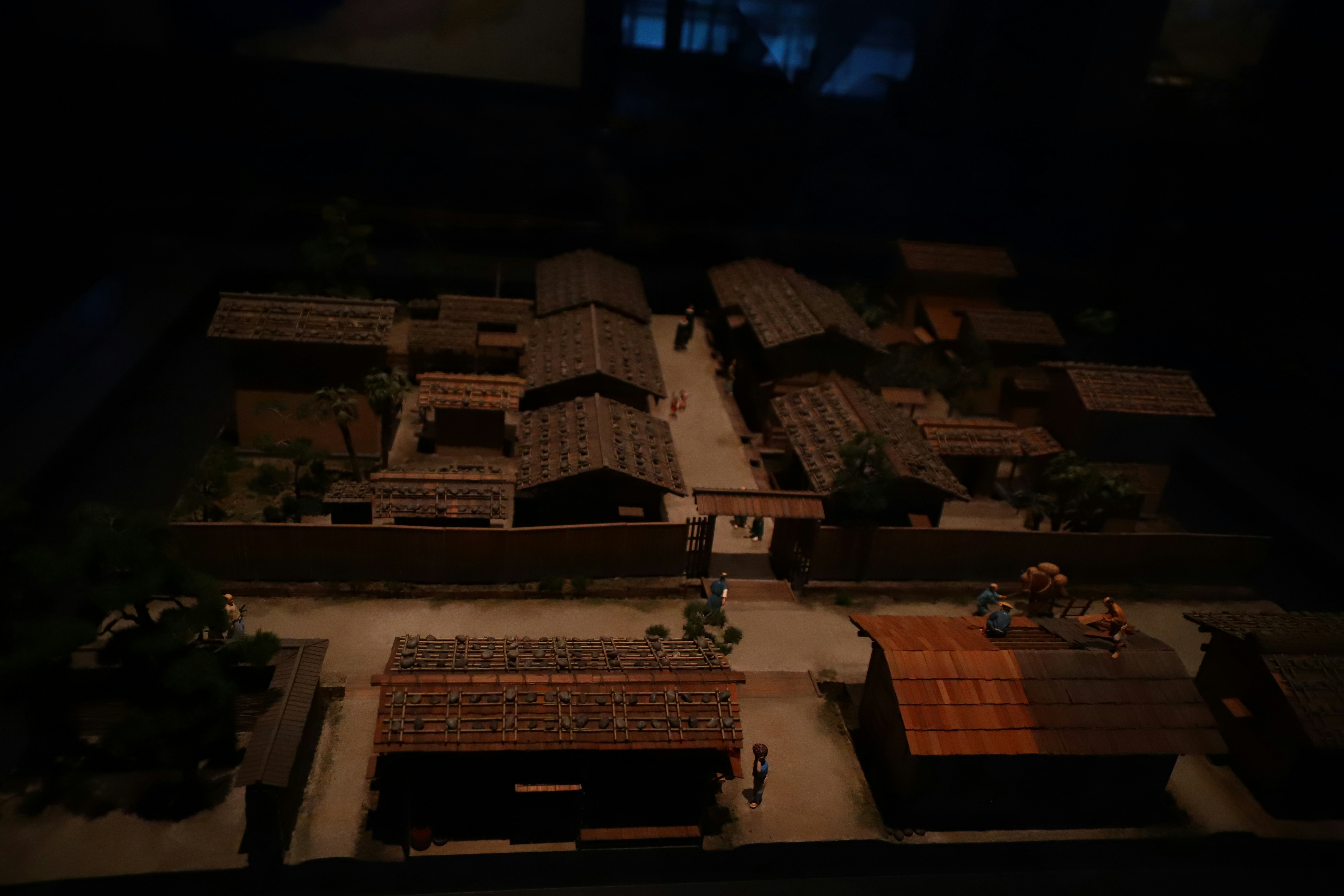 夜晚建築群的俯視航拍視角