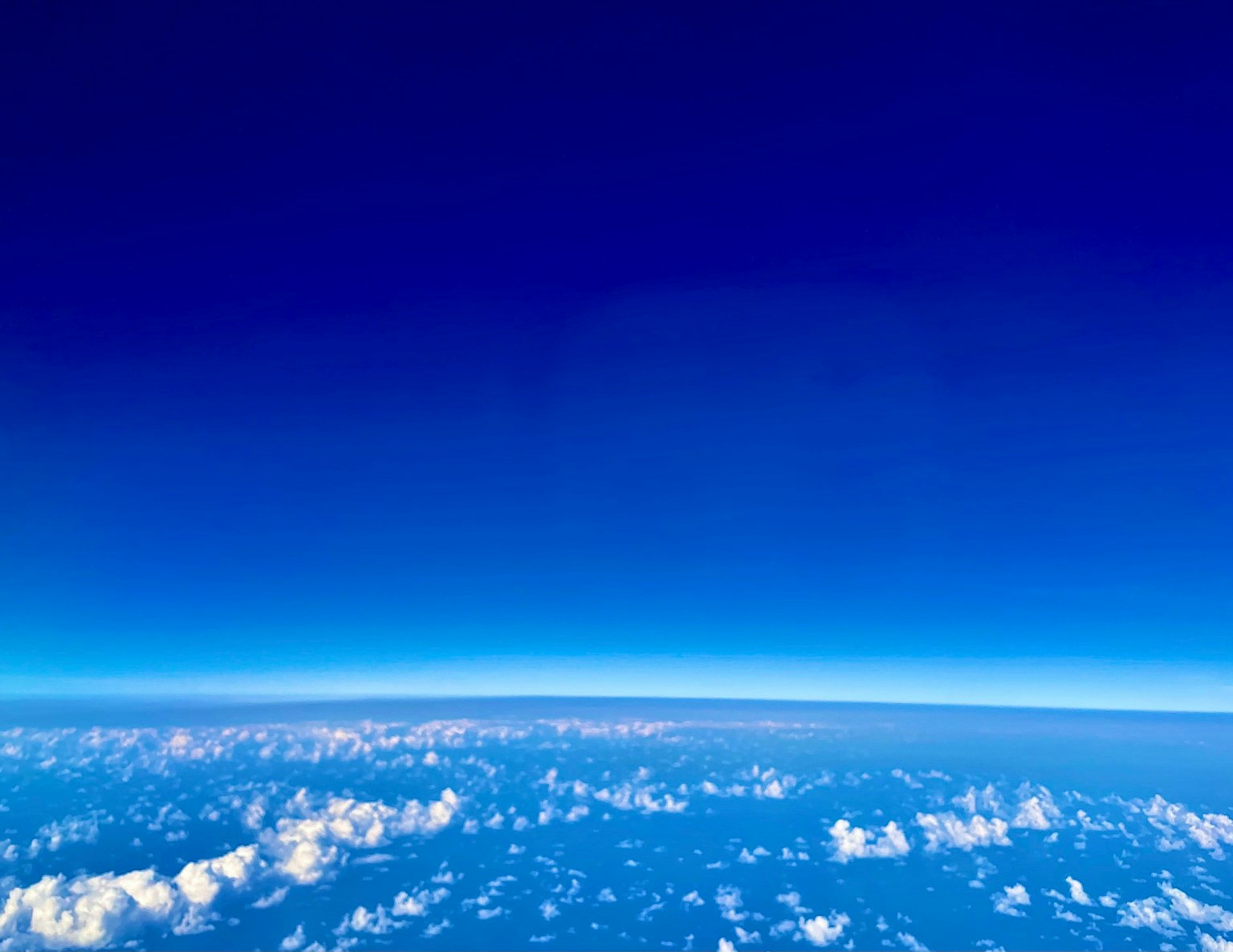 Langit biru luas dengan awan putih lembut