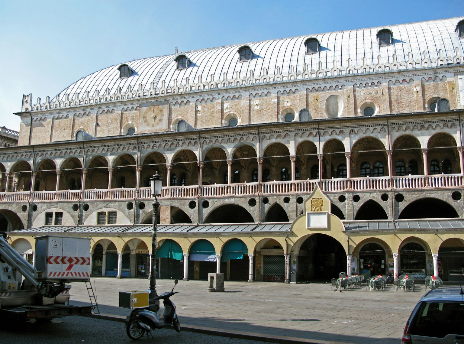 Esterno di un edificio storico a Prato della Valle a Padova