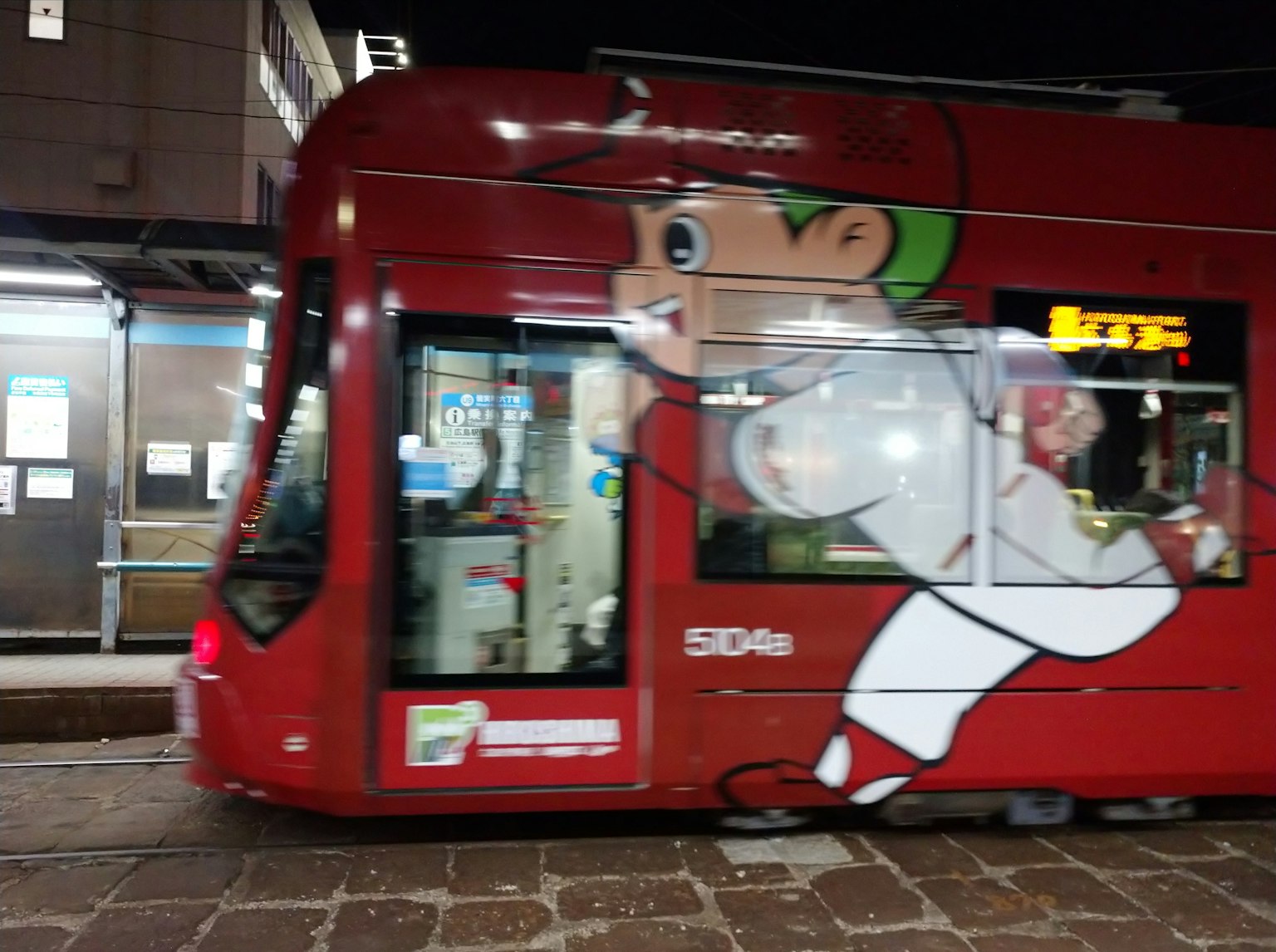 夜间红色电车上有大型角色插图