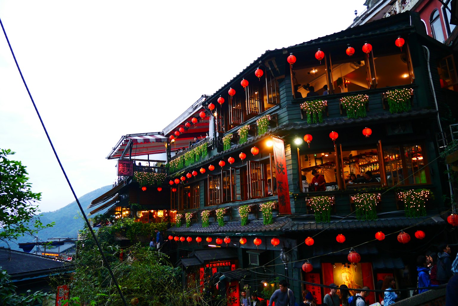 Traditionelles taiwanesisches Gebäude mit Laternen bei Dämmerung