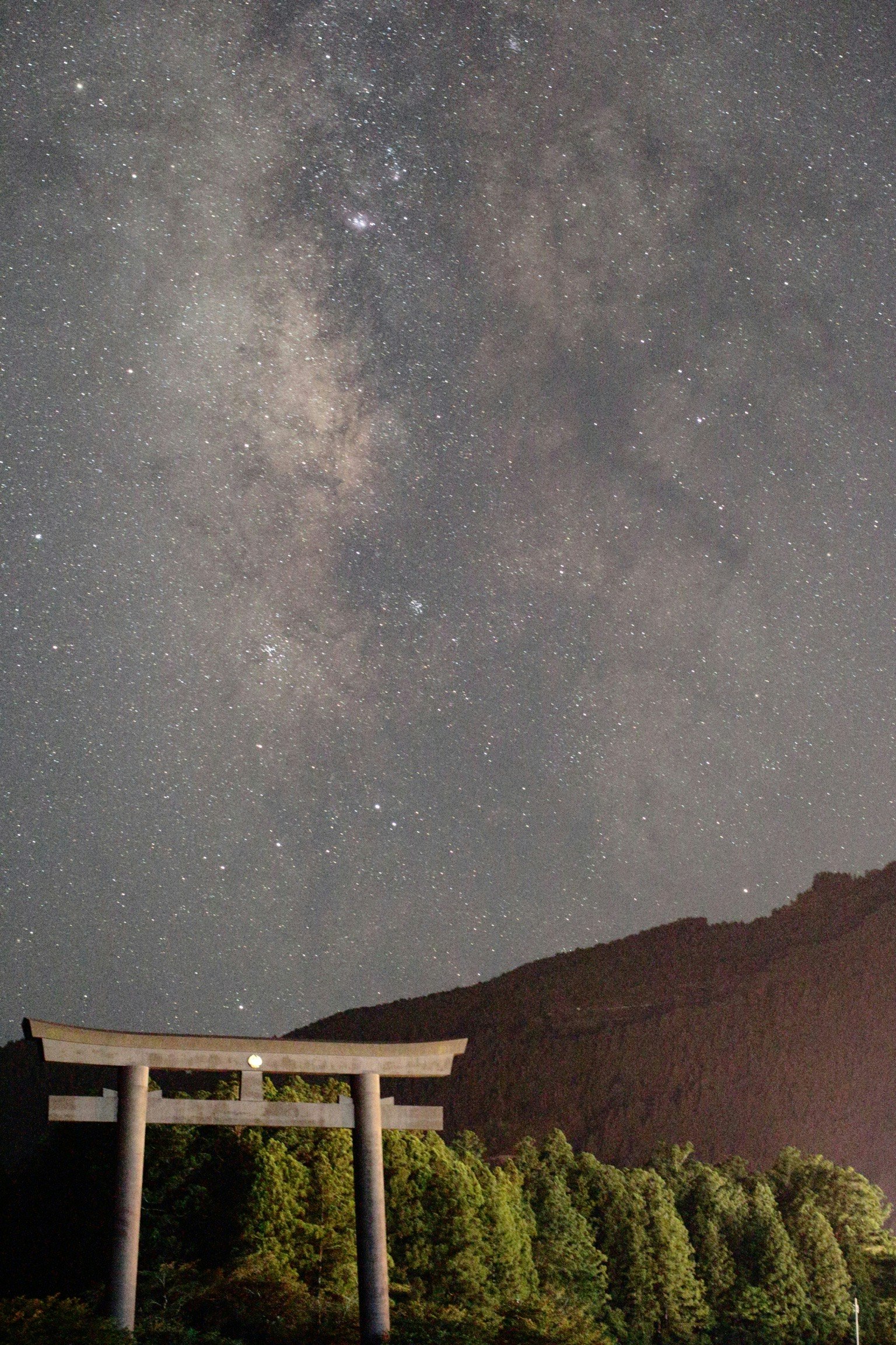 星空下的鳥居和山脈