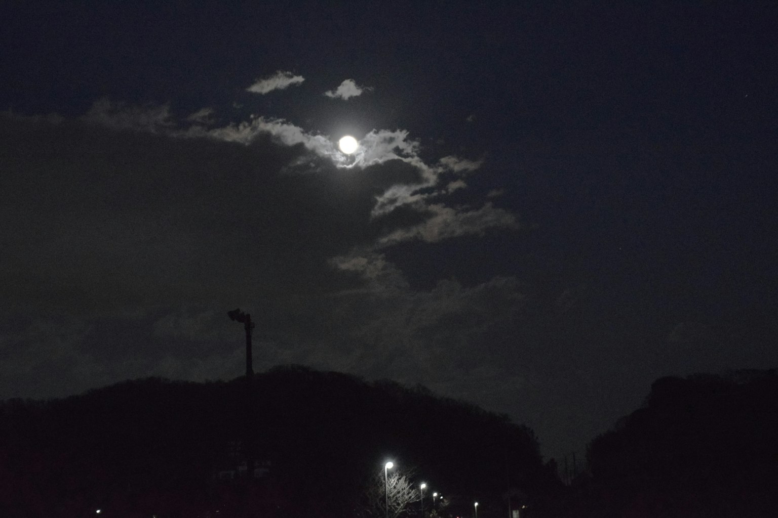 夜空中明亮的月亮和雲朵