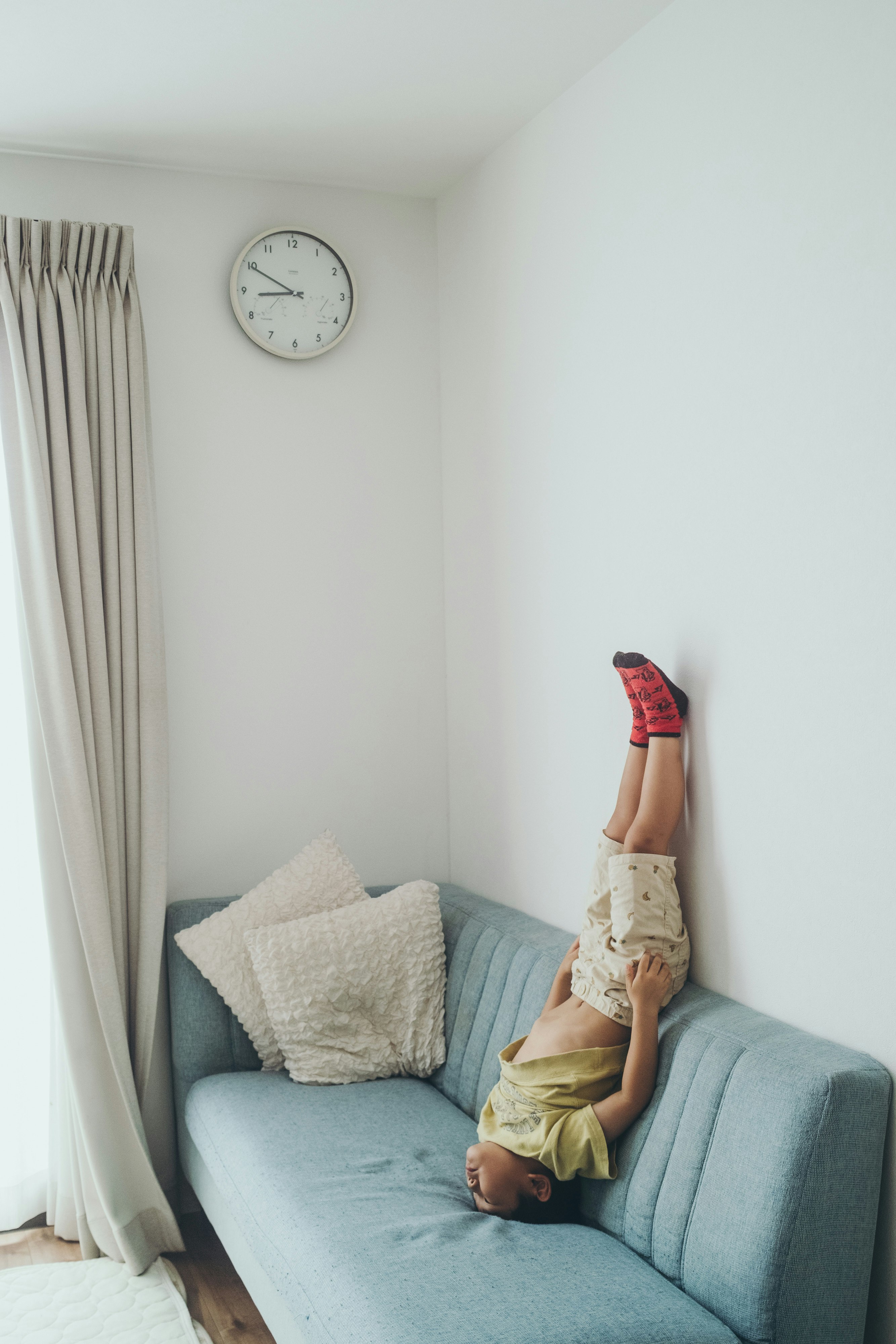 orang tua dan anak berbaring di sofa