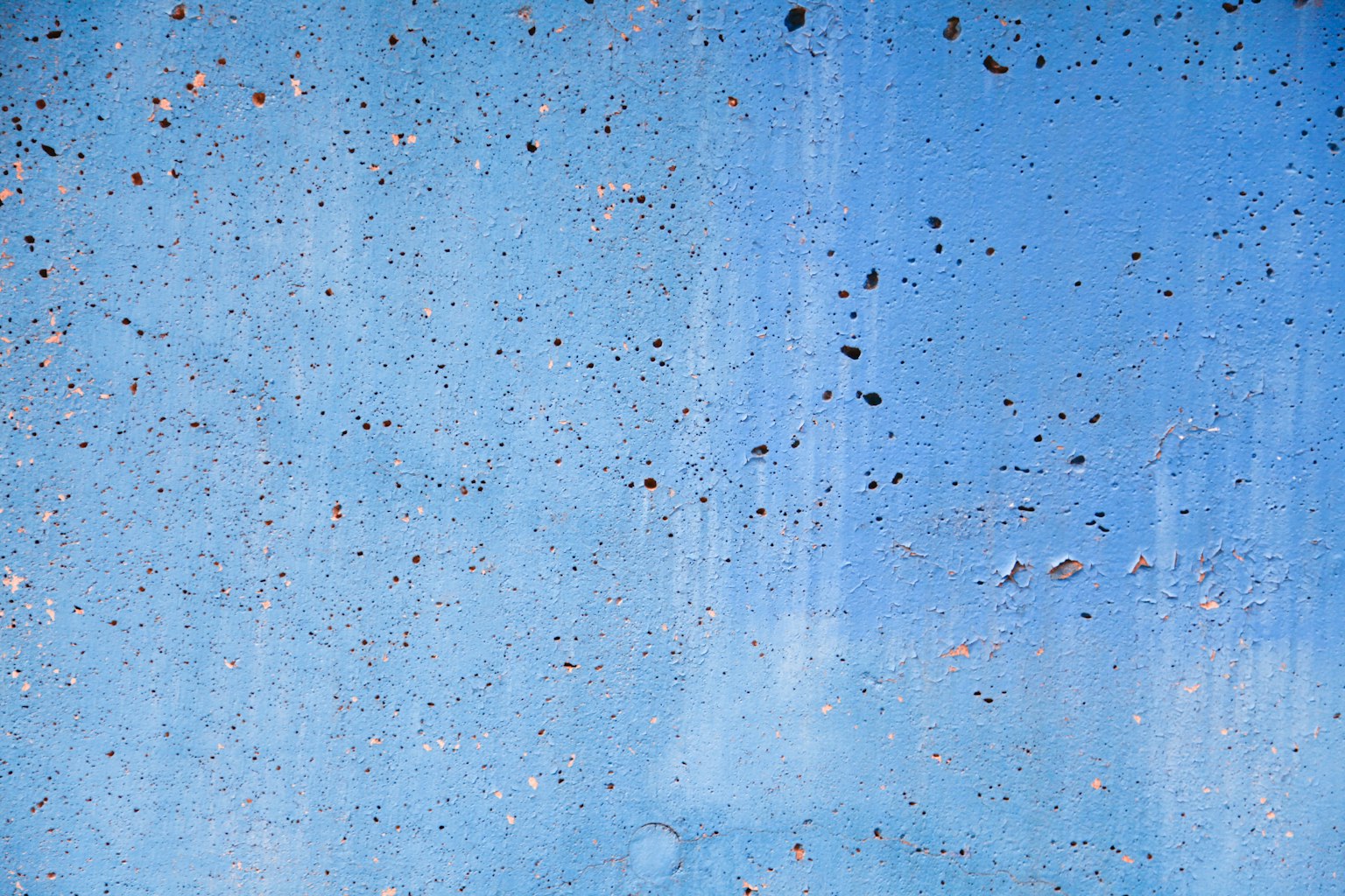Superficie in cemento blu texturizzato con macchie scure sparse