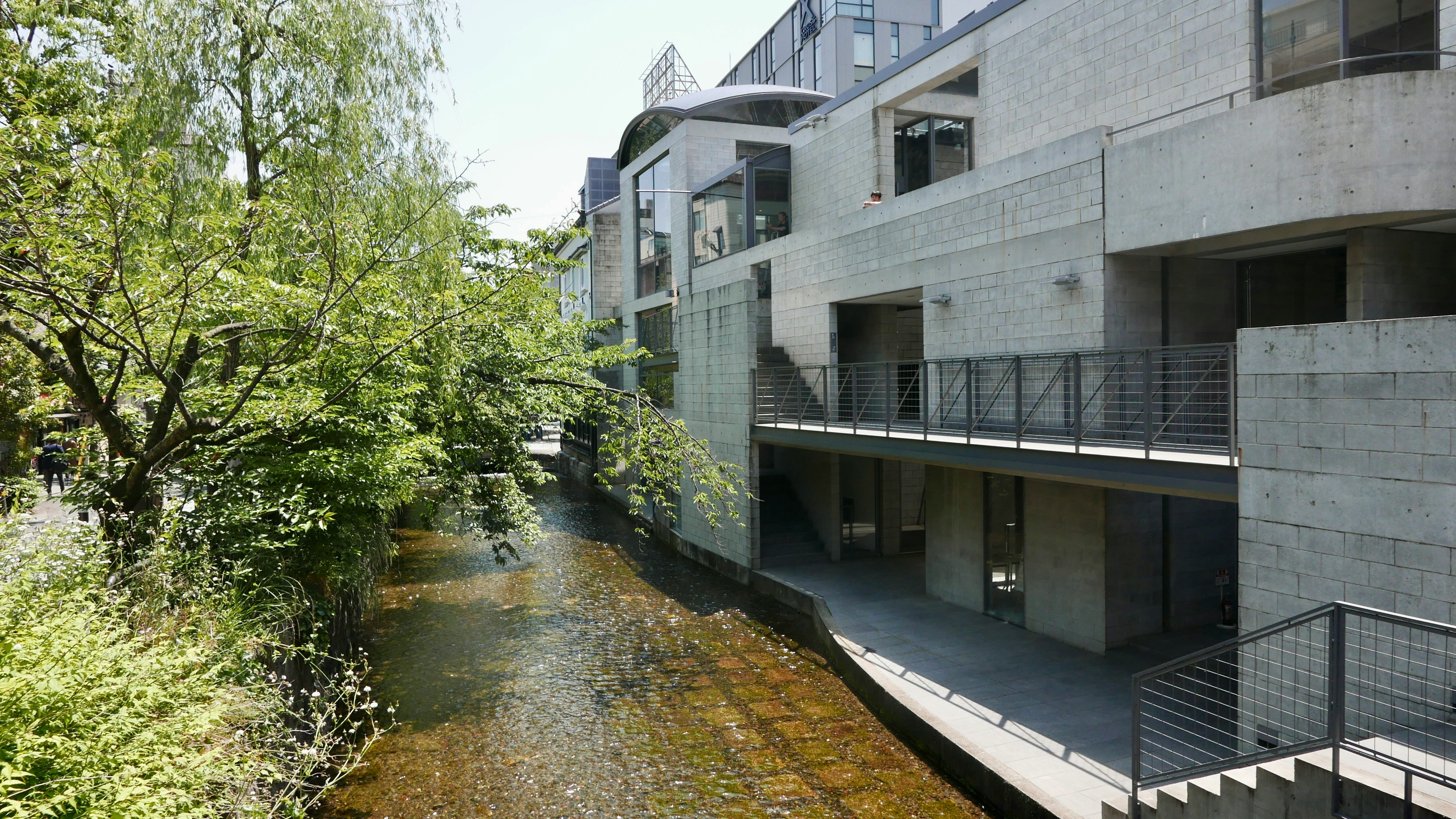 安藤忠雄設計の京都の建築と中庭の水路