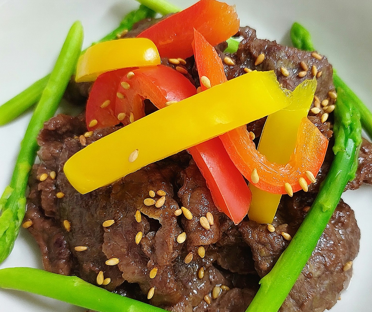 搭配彩色甜椒和蘆筍的芝麻風味牛肉料理