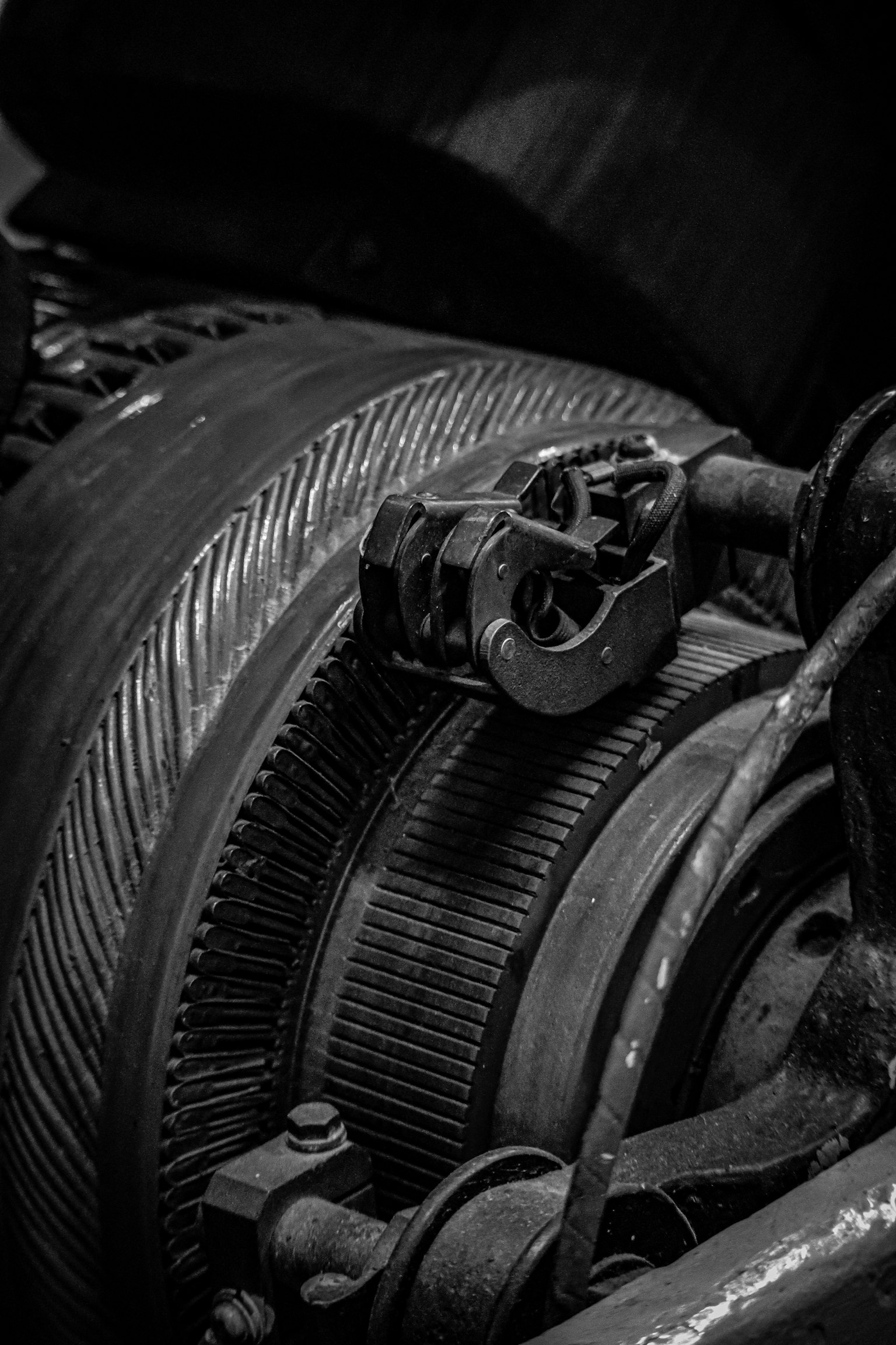 Vista dettagliata di una turbina di motore in bianco e nero