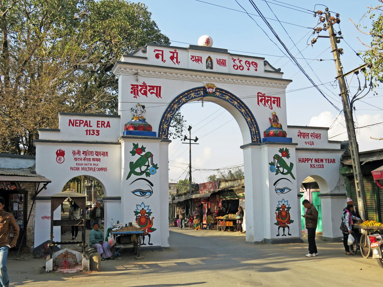 Arco d'ingresso al Nepal con disegni colorati e insegne