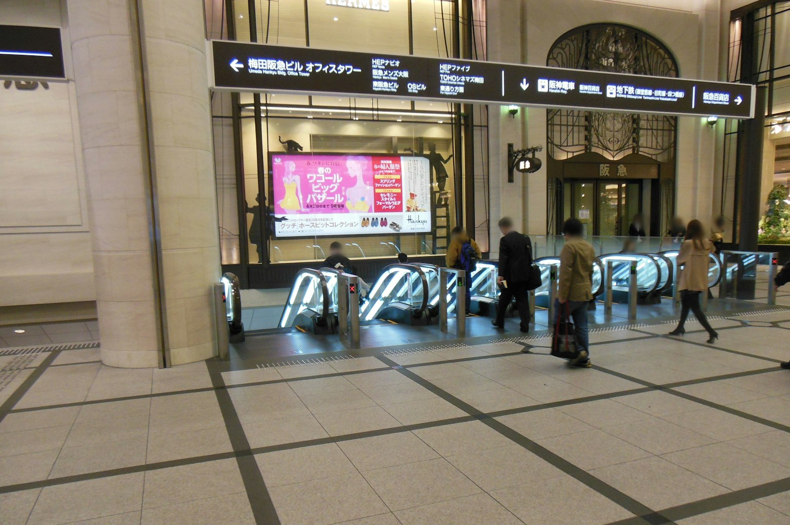 Escena que muestra una puerta de estación y escaleras mecánicas