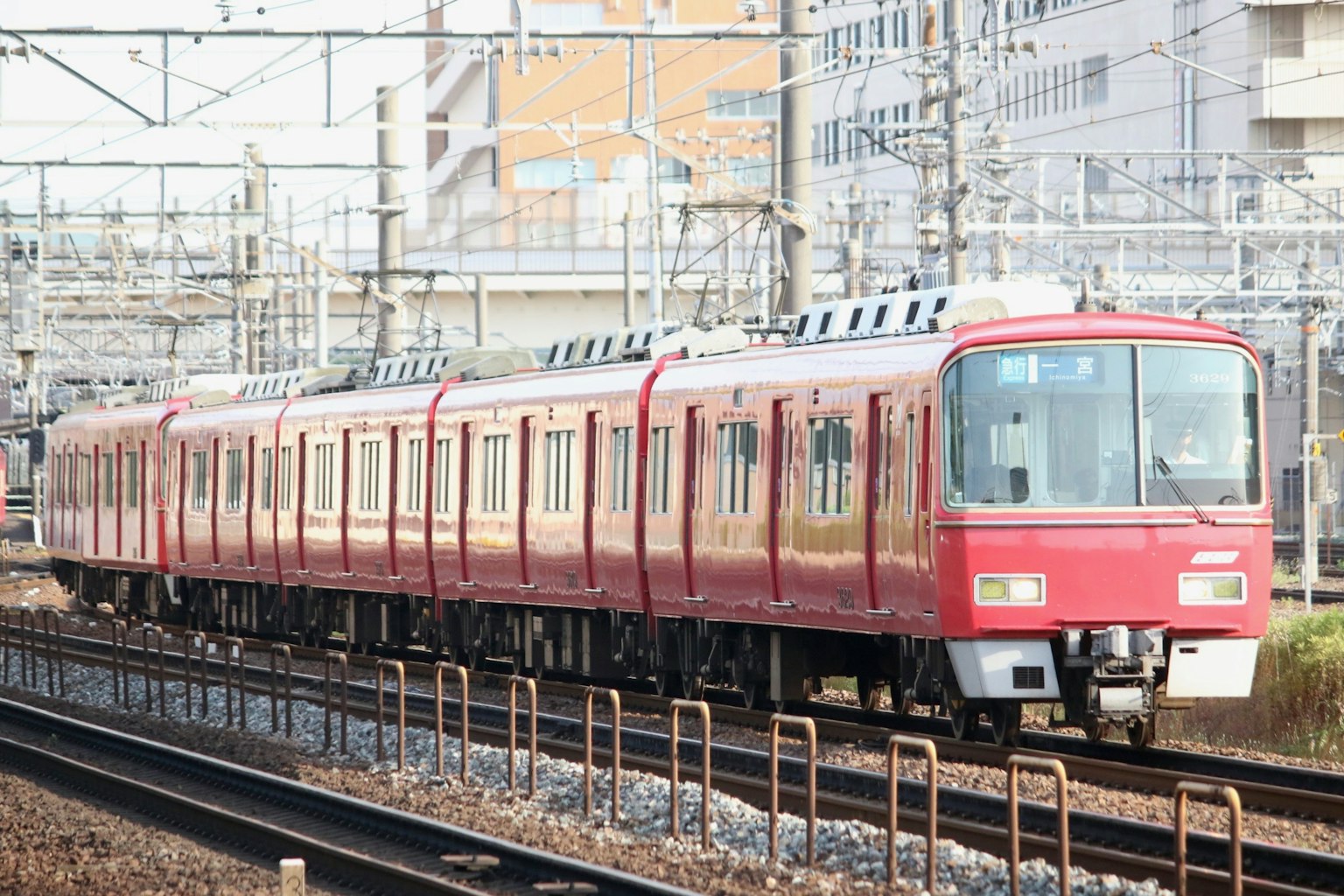 Kereta merah melintas di rel