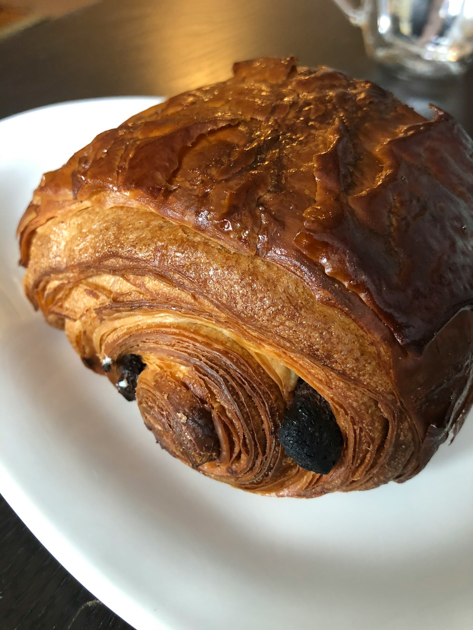 Un delizioso croissant al cioccolato su un piatto bianco
