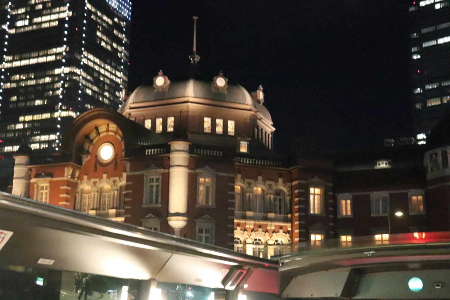 Historisches Gebäude des Tokyo Bahnhofs bei Nacht beleuchtet