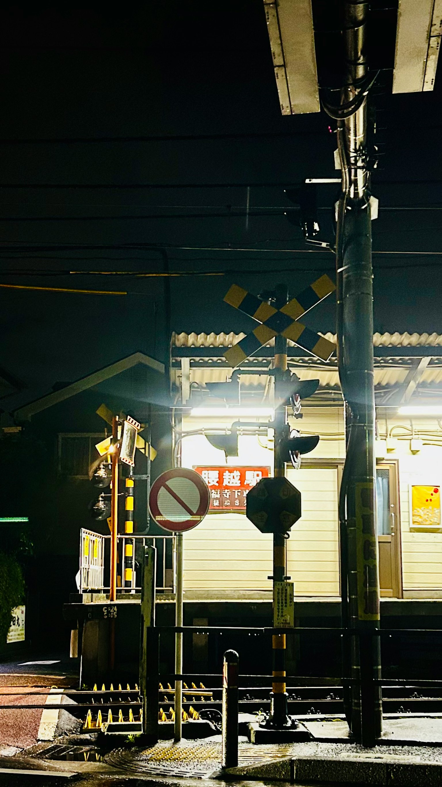 Pemandangan malam stasiun kereta dengan peralatan sinyal