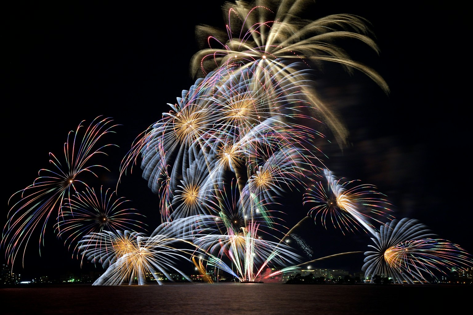 Des feux d'artifice colorés éclatant dans le ciel nocturne créant un beau spectacle