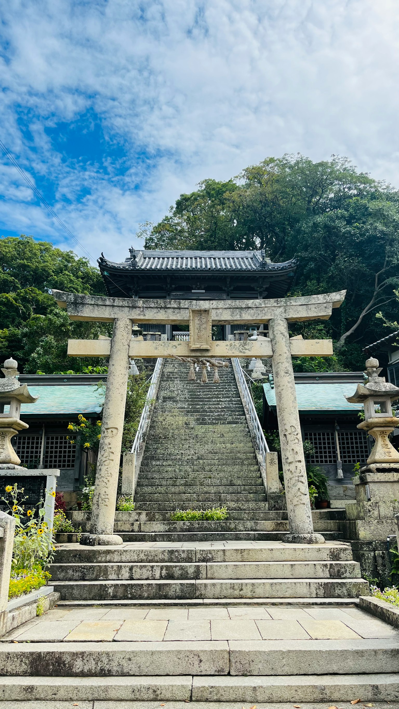 Tangga batu menuju gerbang torii tradisional di kuil
