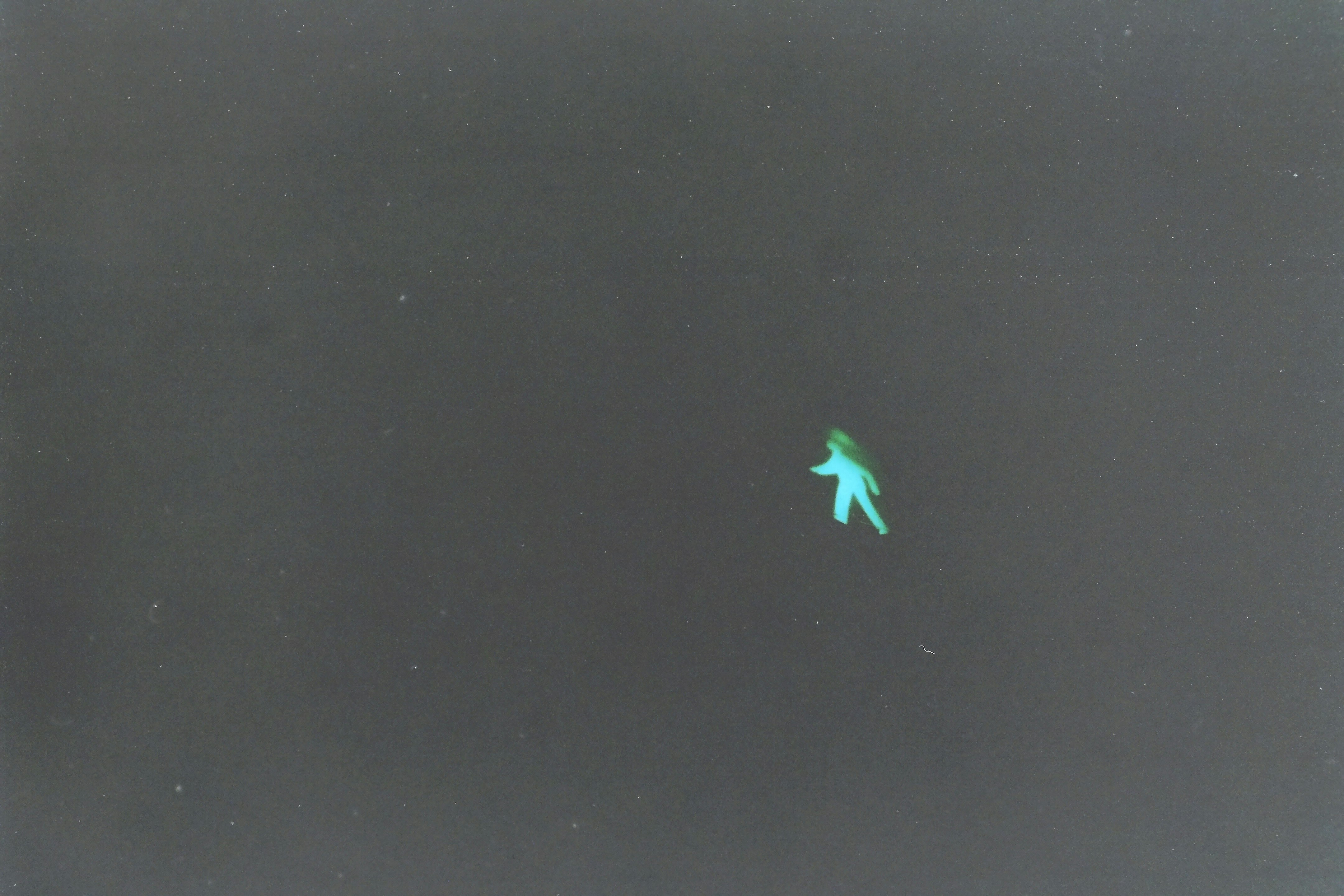 黑暗夜空中漂浮的小發光物體