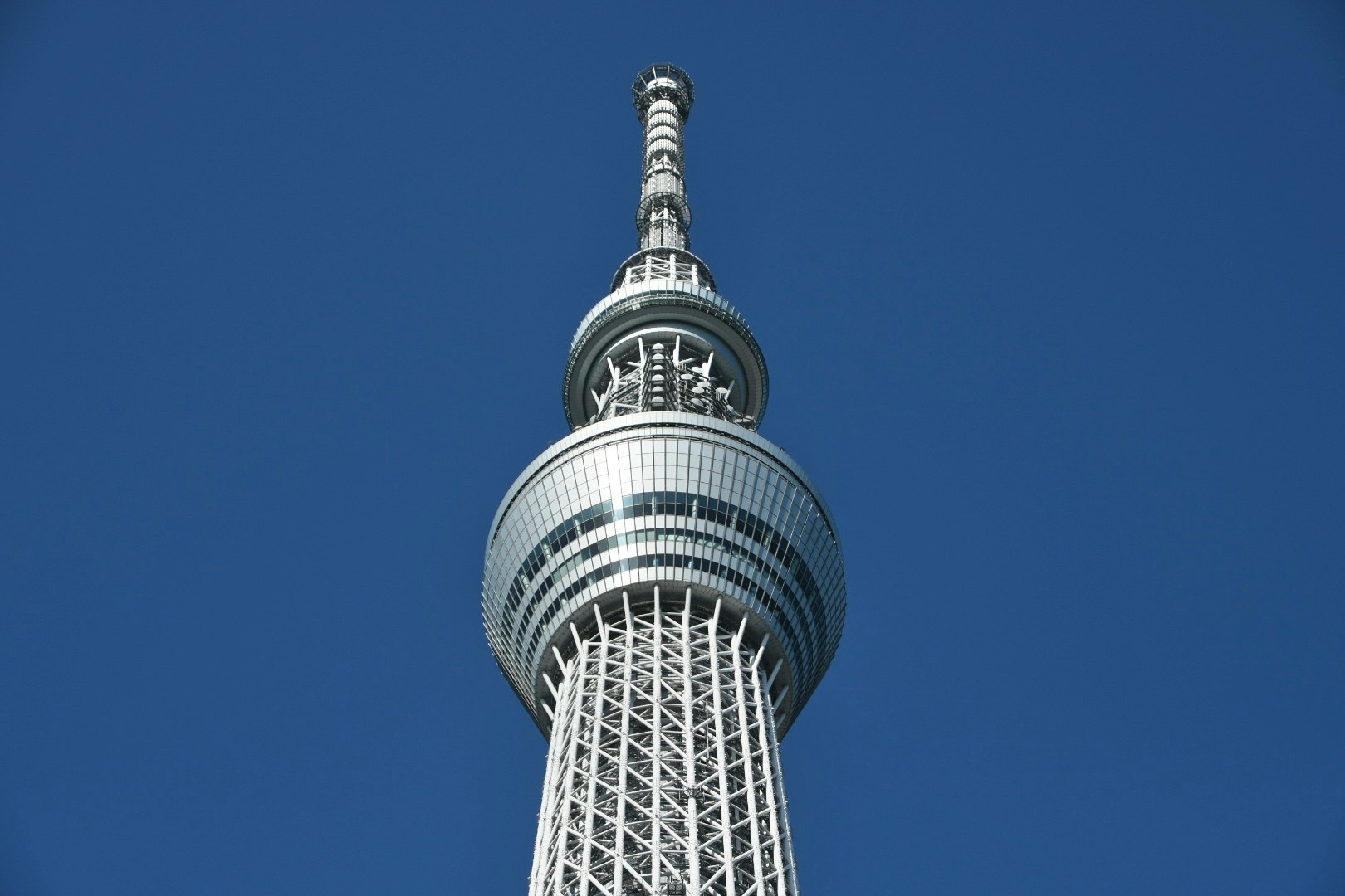 plataforma de observación de la Tokyo Skytree sobre un cielo azul despejado