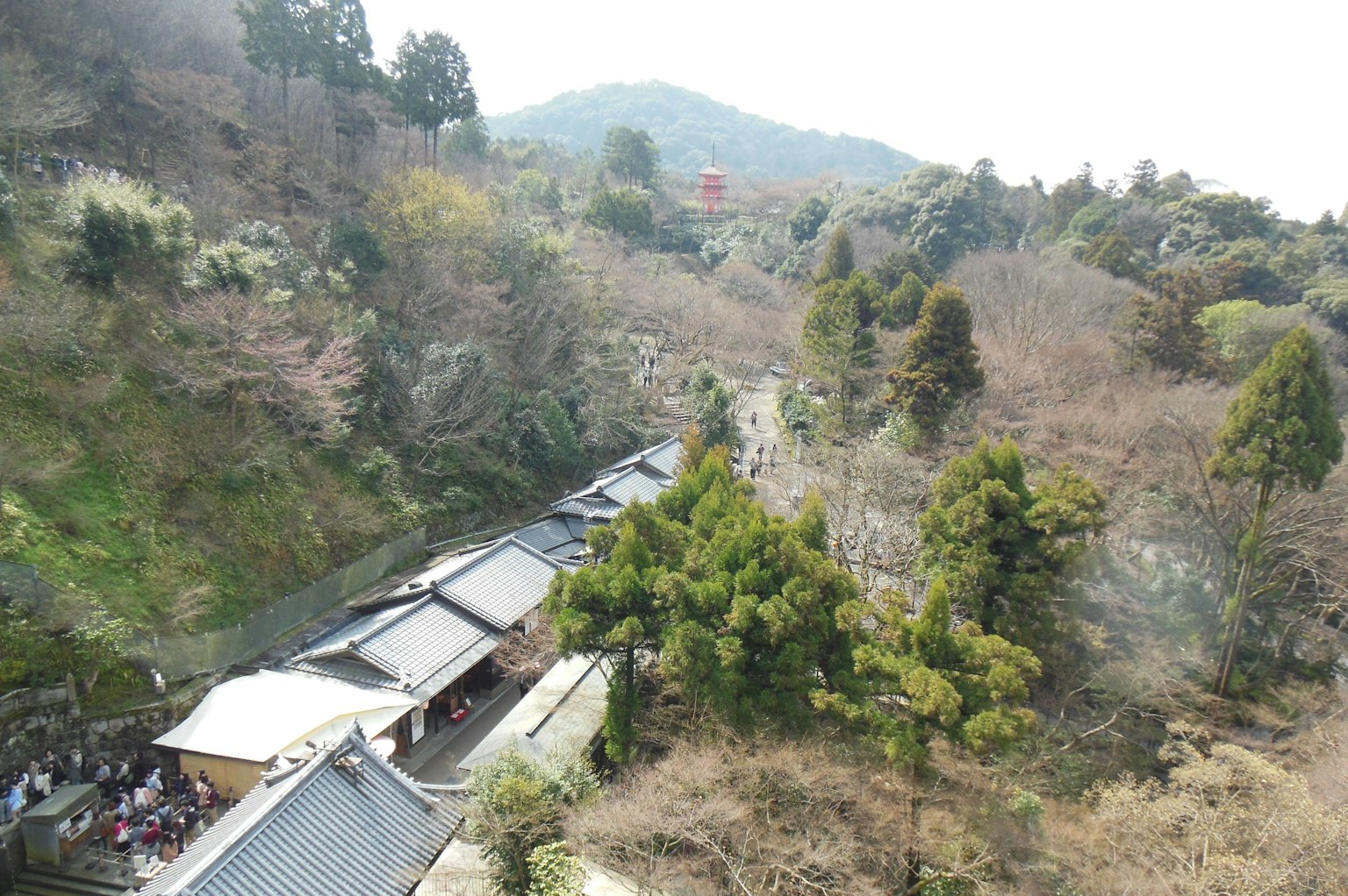 山景和沿小道的传统建筑的风景