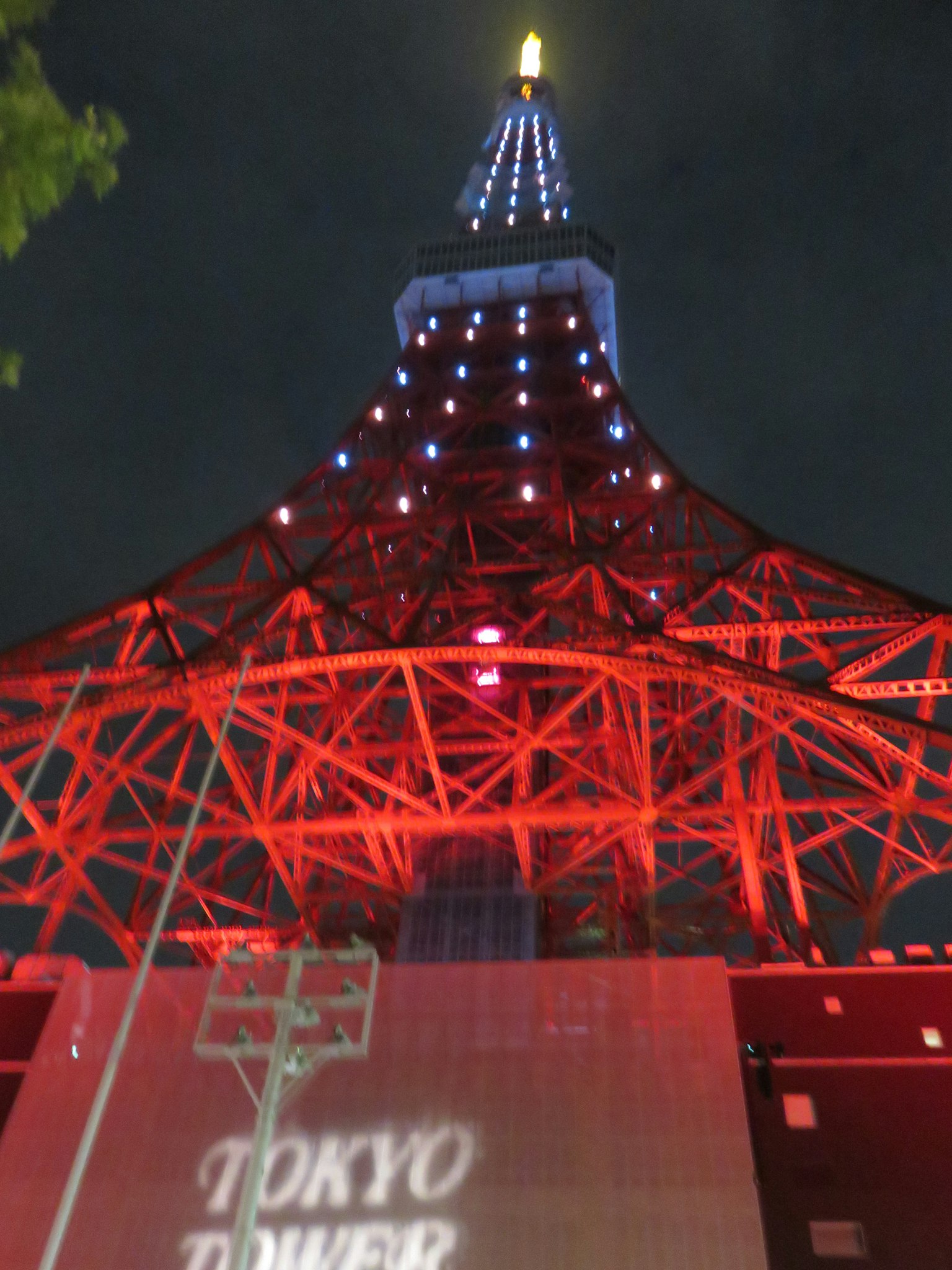 东京塔夜景 红色照明和蓝色灯光的结构