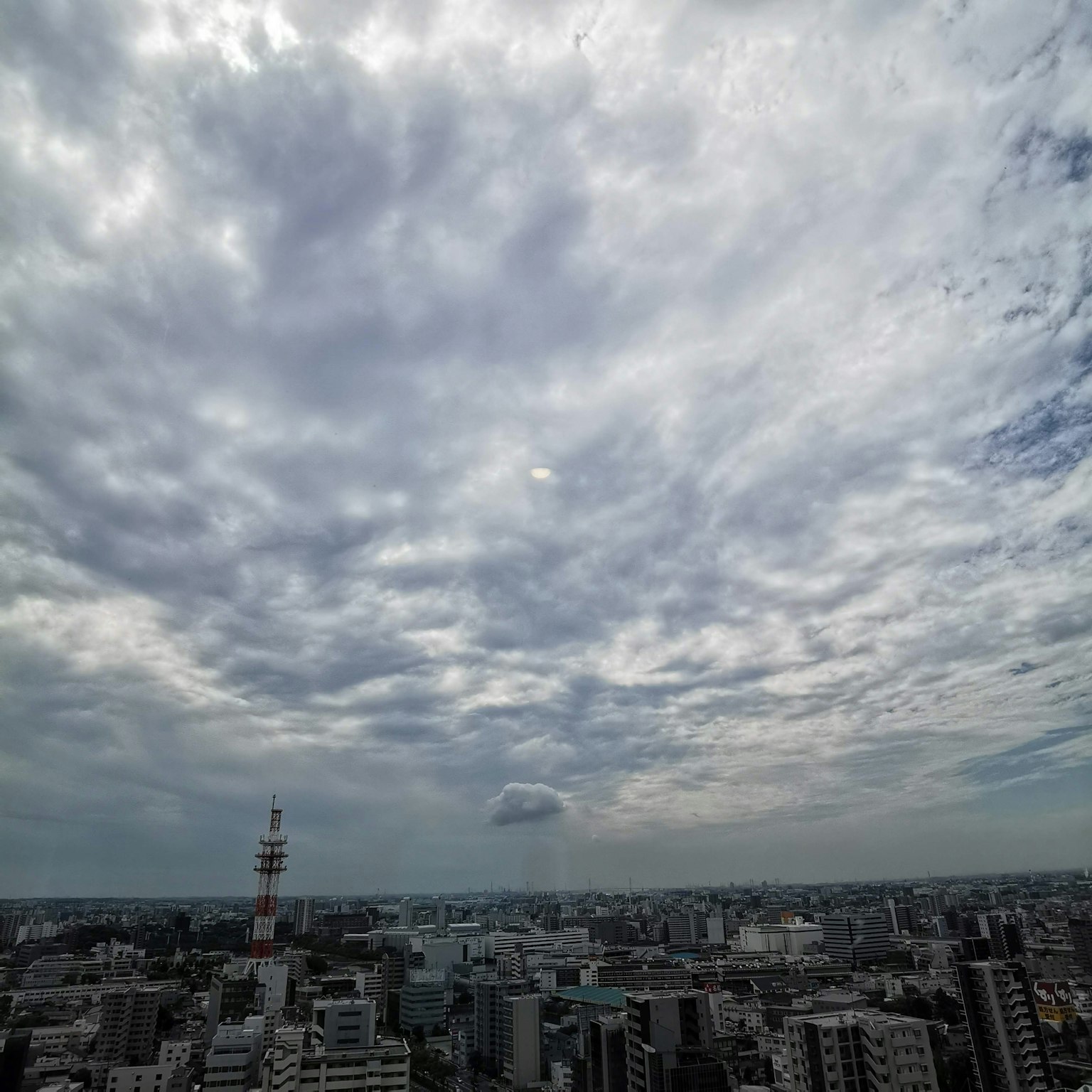 Pemandangan kota Tokyo dengan langit mendung