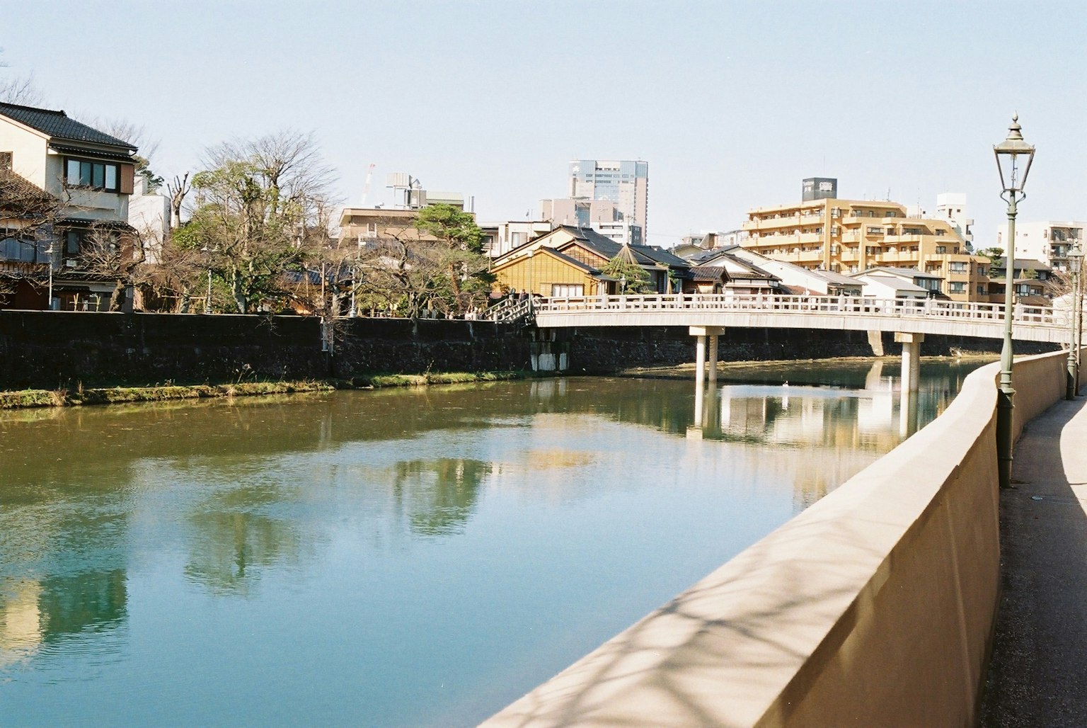 河邊風景，包含建築和橋樑