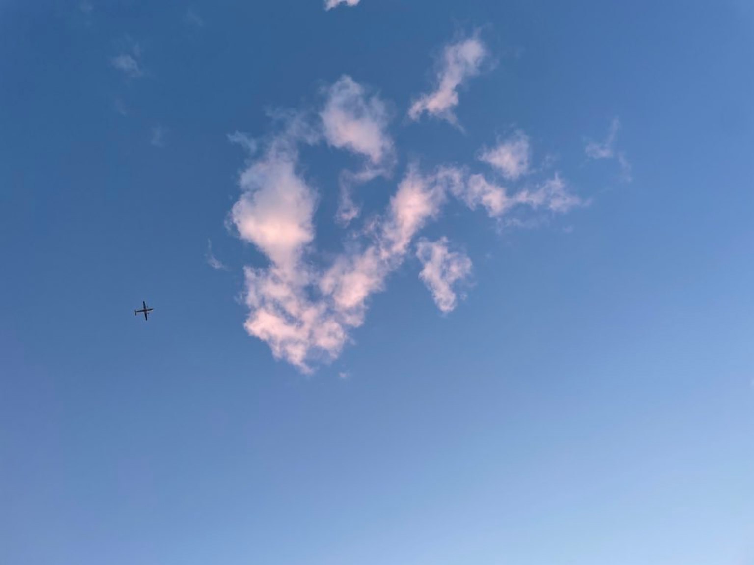蓝天中的云朵和小飞机