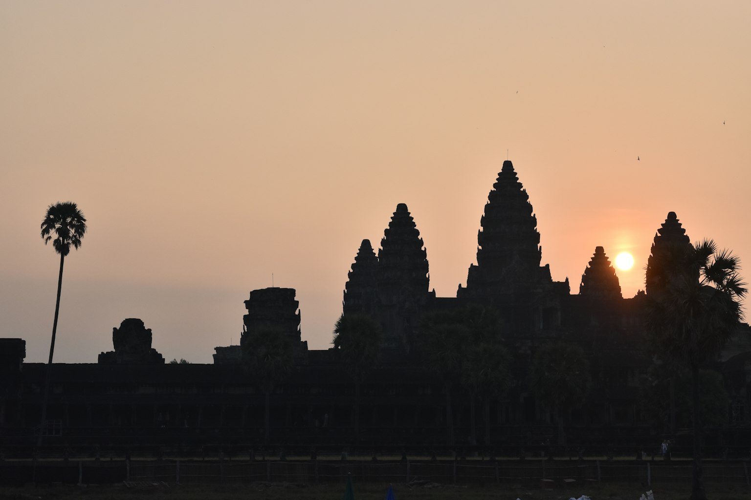 Silhouette von Angkor Wat mit Sonnenuntergang