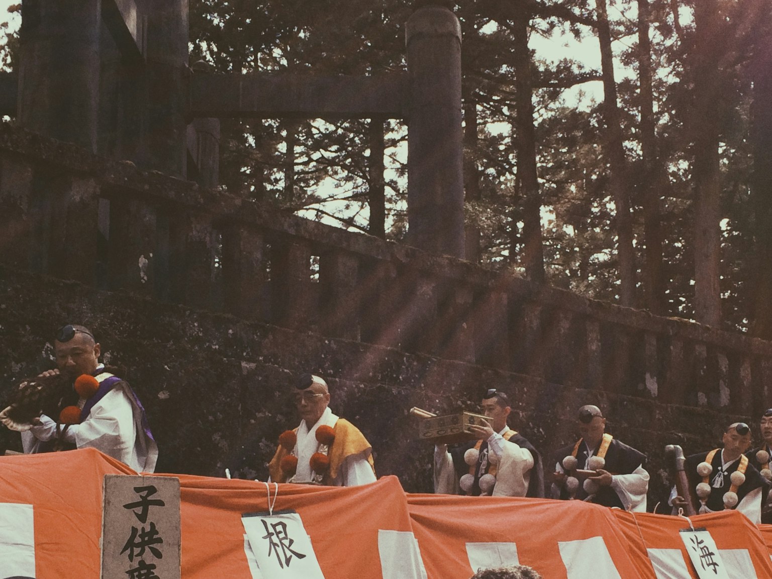 พระที่แสดงในเทศกาลศาลเจ้าพร้อมแบนเนอร์สีส้ม