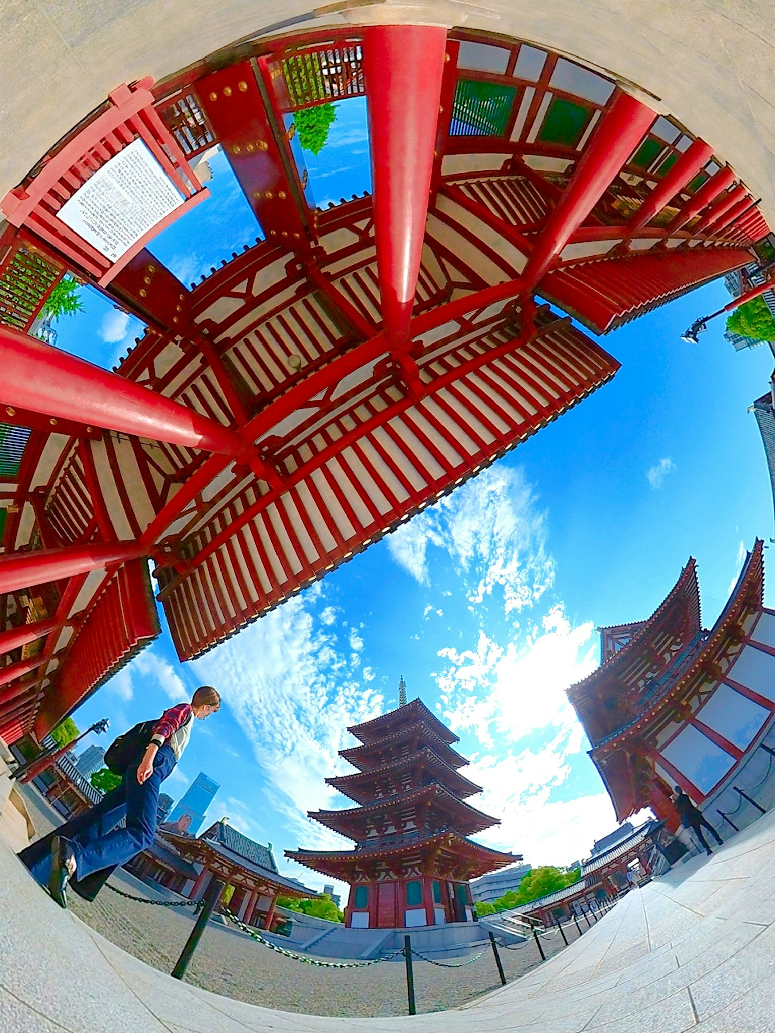 Kiến trúc đỏ rực rỡ trên nền trời xanh với tháp và cổng torii