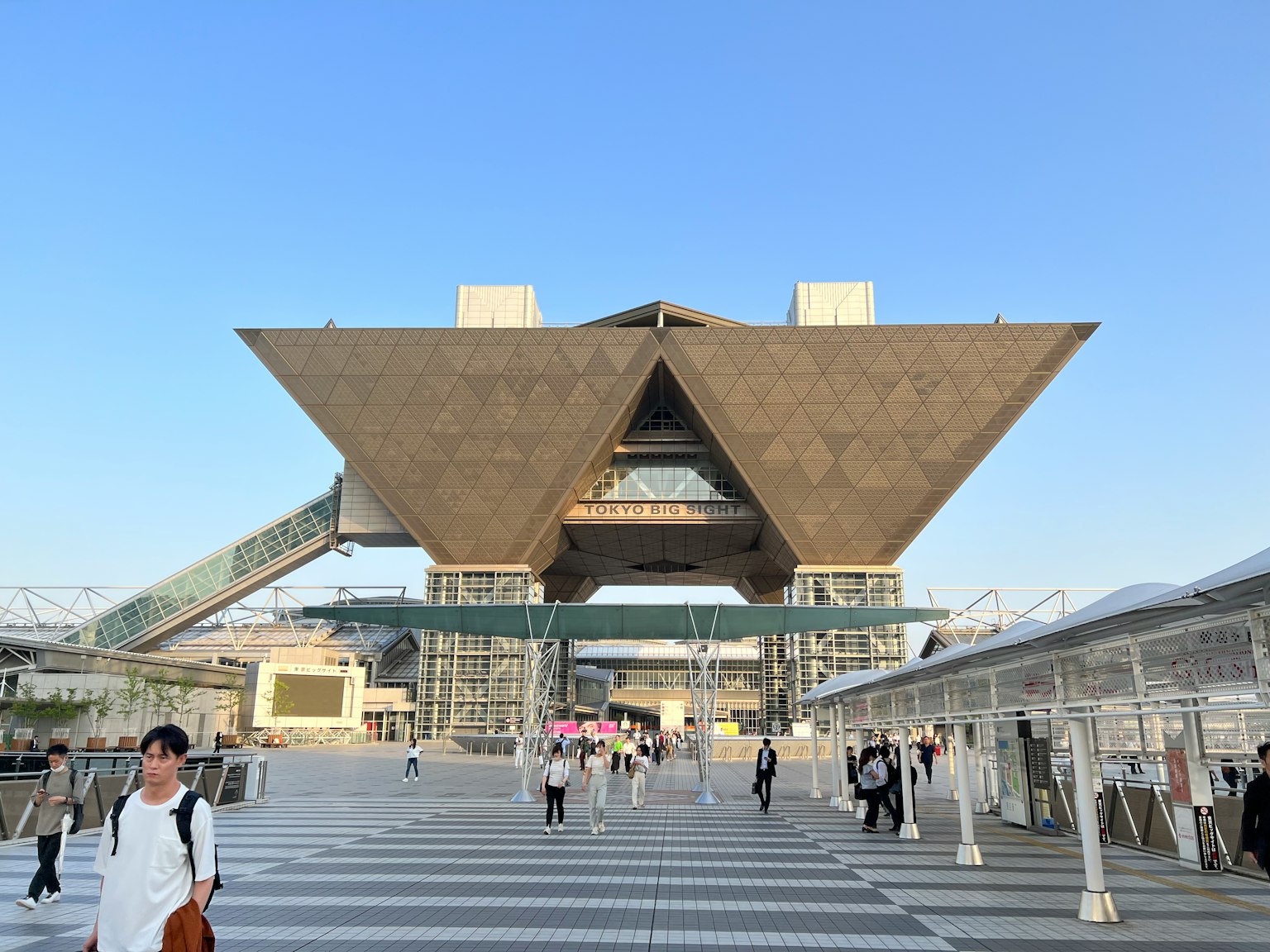 東京國際展覽中心獨特的三角屋頂和晴朗的藍天