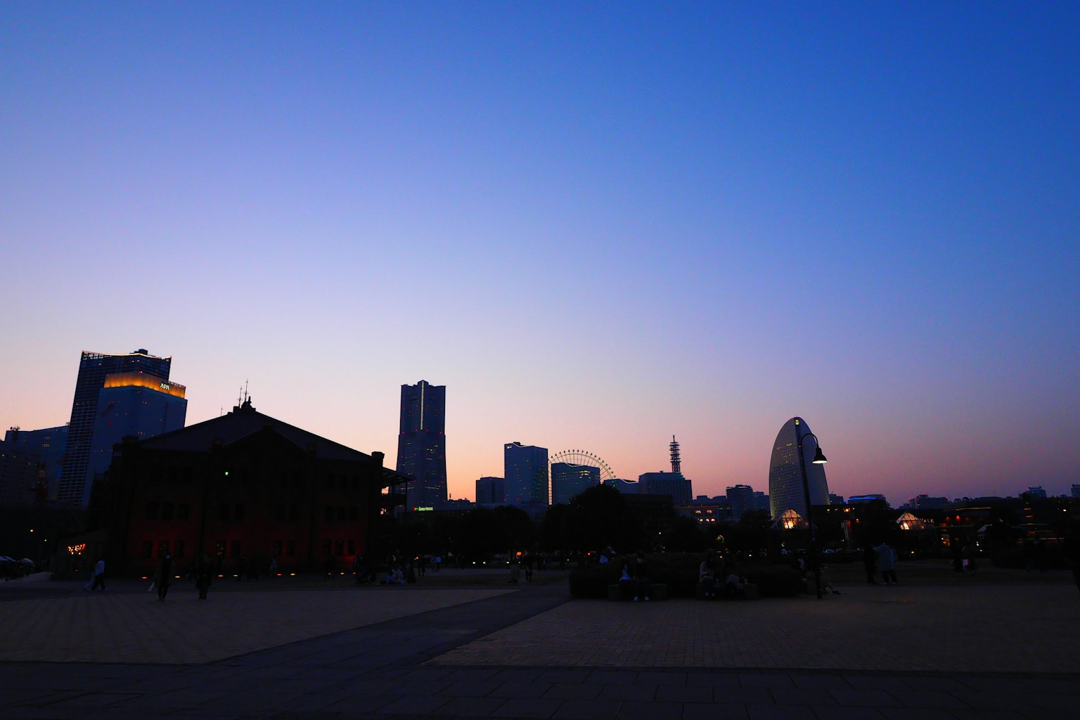 Silhouette của đường chân trời Yokohama vào lúc hoàng hôn với bầu trời xanh-tím