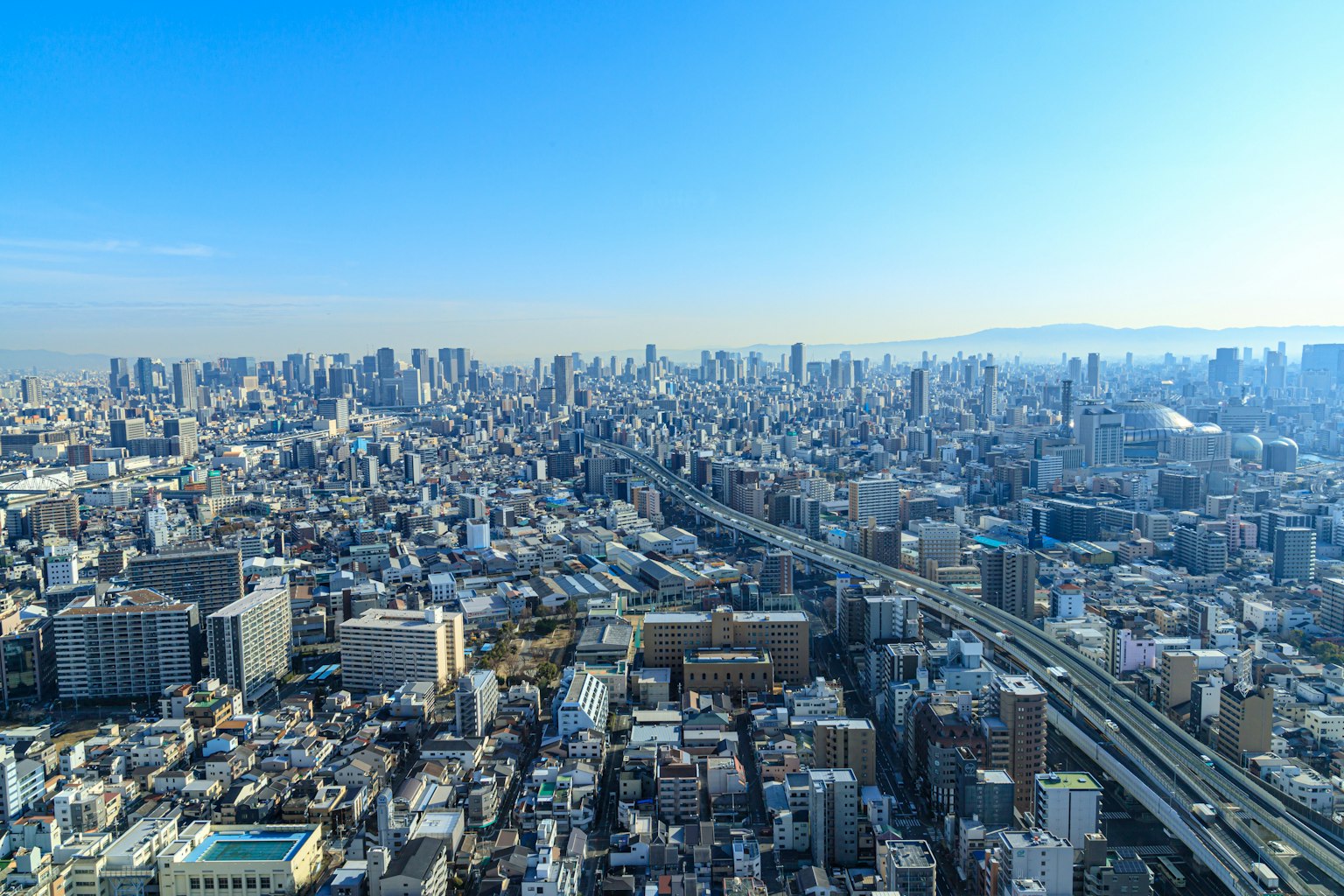 Vaste paysage urbain avec des gratte-ciel et un ciel bleu clair